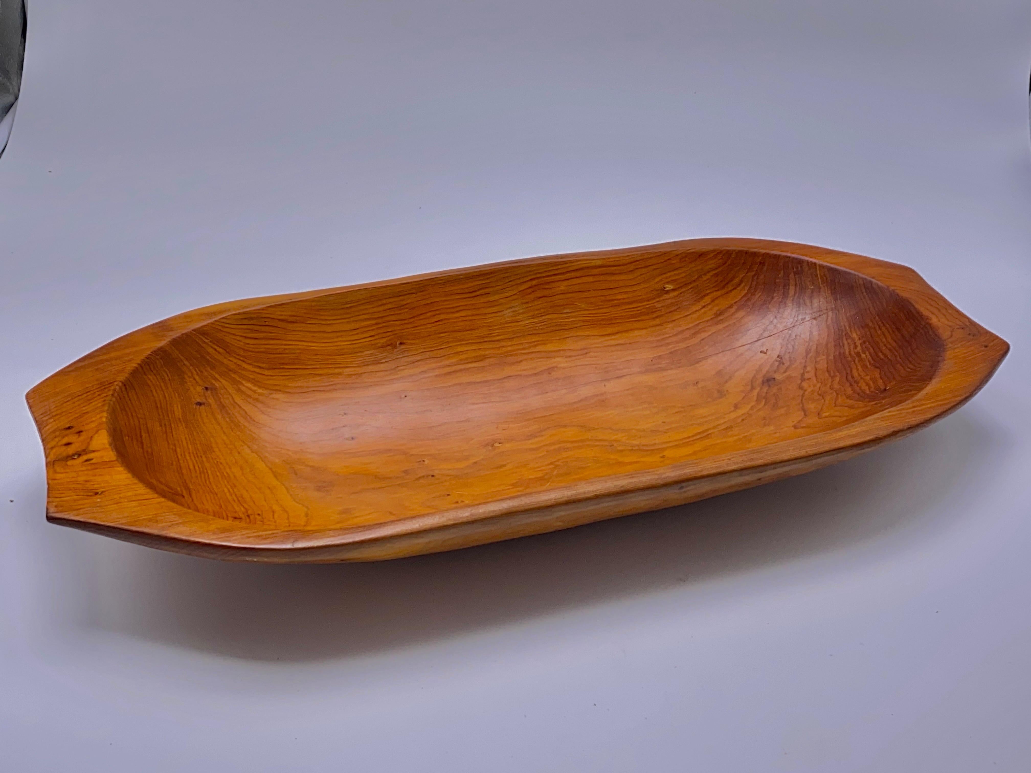 This bowl in a brown color, is quite large. Can be used as a basket, a vide poche, or just as a decorative item.
It has been made in wood, in sweden circa 1960.