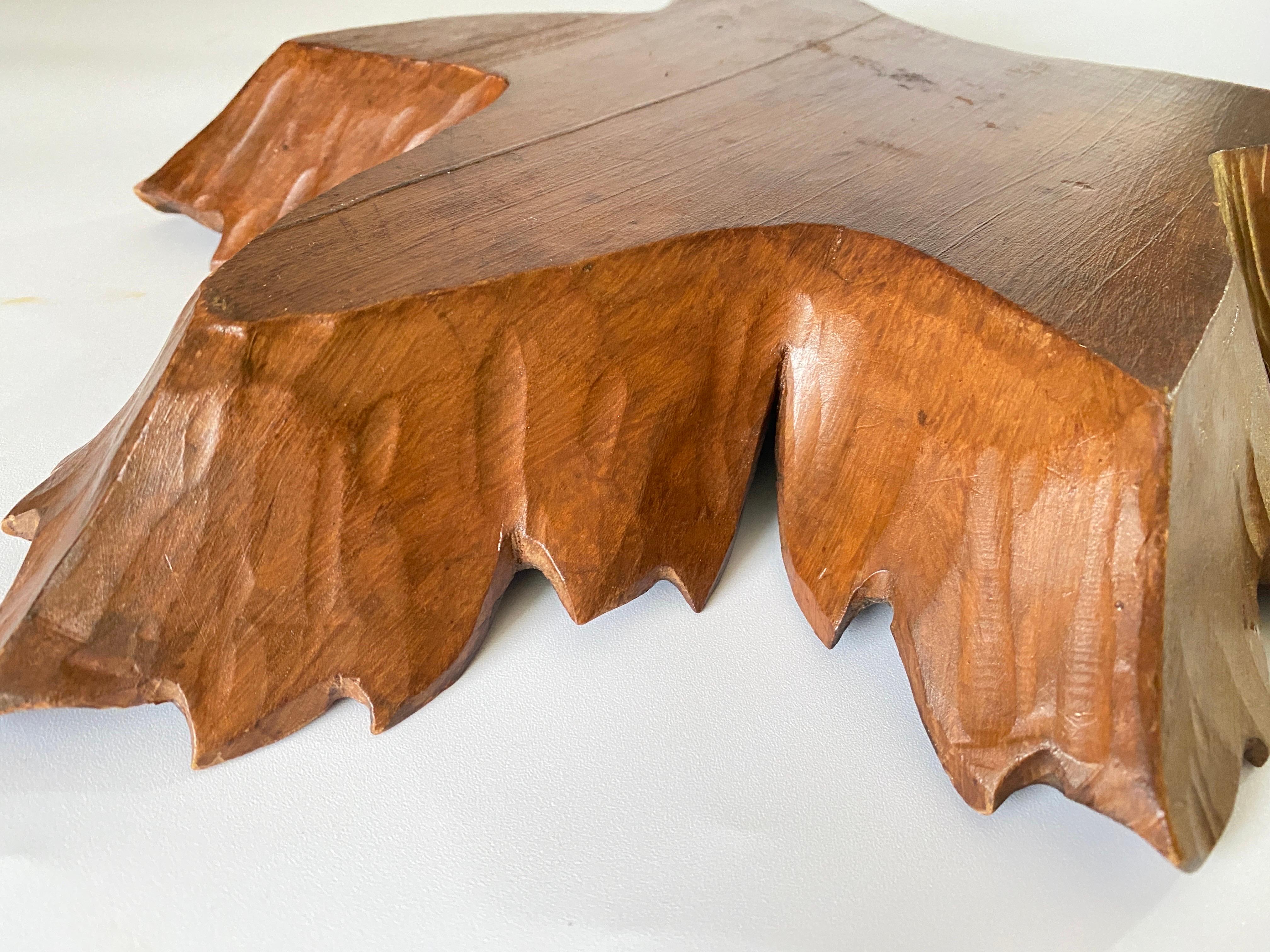 Diese Schale in einer braunen Farbe, ist ziemlich groß. Can verwendet werden als Korb, eine vide poche, oder einfach als dekoratives Element.
Er wurde in Schweden um 1960 aus Holz hergestellt.
Ein Riss im Griff
