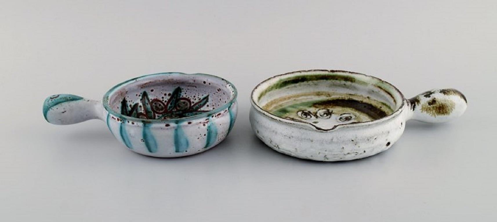 Bowl, lidded jar and three crème brûlée bowls with handles in hand-painted glazed stoneware. 
Belgium, 1960s / 70s.
The bowl measures: 19.5 x 5.2 cm.
The lidded jar measures: 14.5 x 11.5 cm.
Largest crème brûlée bowl: 24 x 17 x 5.5 cm.
In