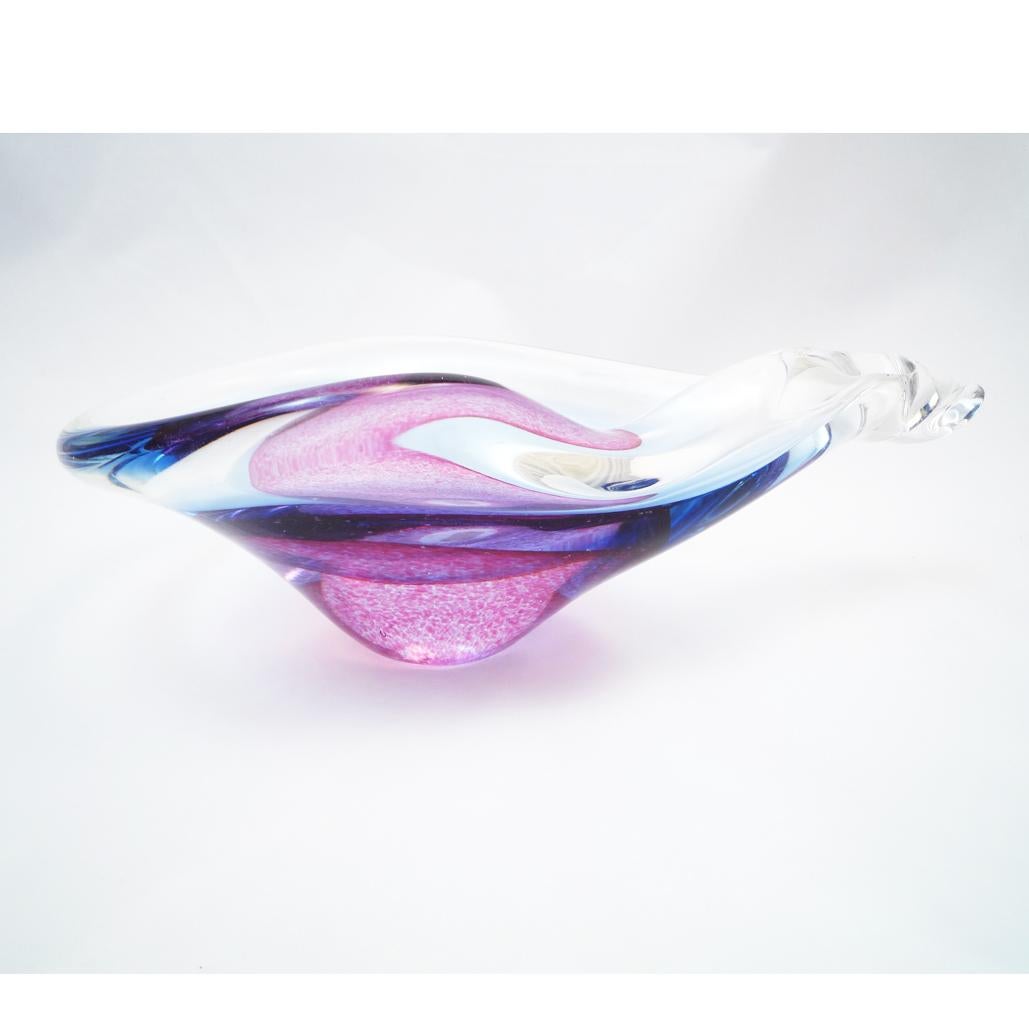 A bowl in the design of the 1950s. Made in the typical manner of the Venetian glass artists. Overlay glass in violet, blue and colorless.