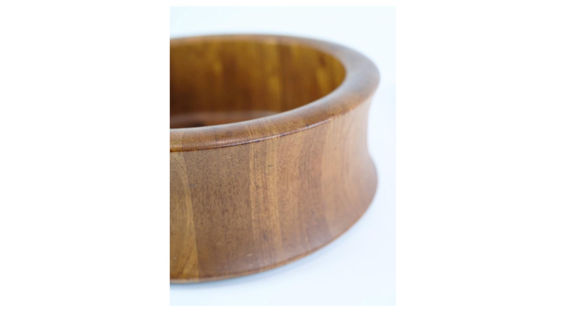 Bowl Made In Teak Wood With A Stamp by Digsmed From 1960s In Good Condition For Sale In Lejre, DK