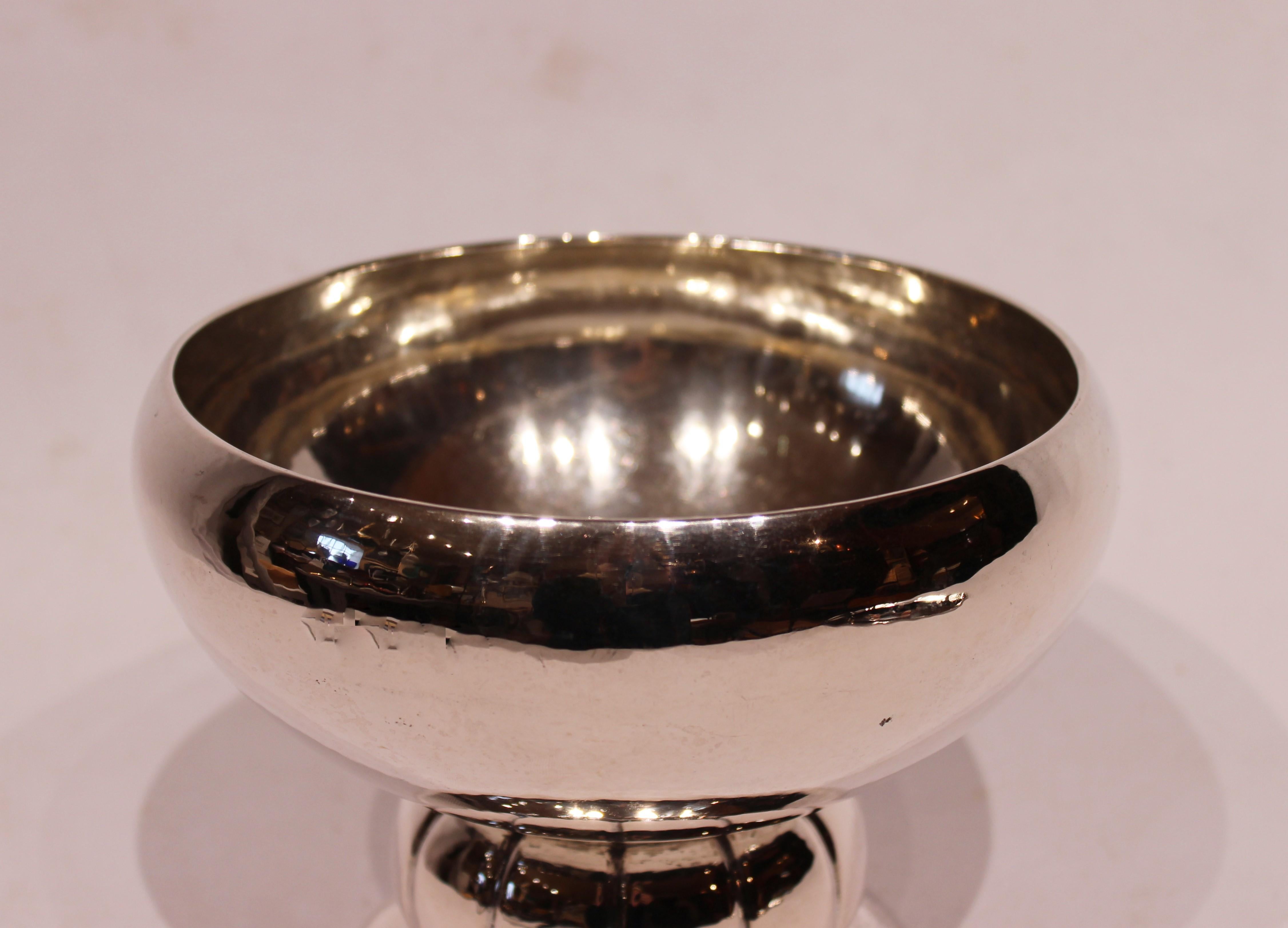 Bowl on foot of hallmarked silver and simply decorated. The bowl is in great vintage condition.