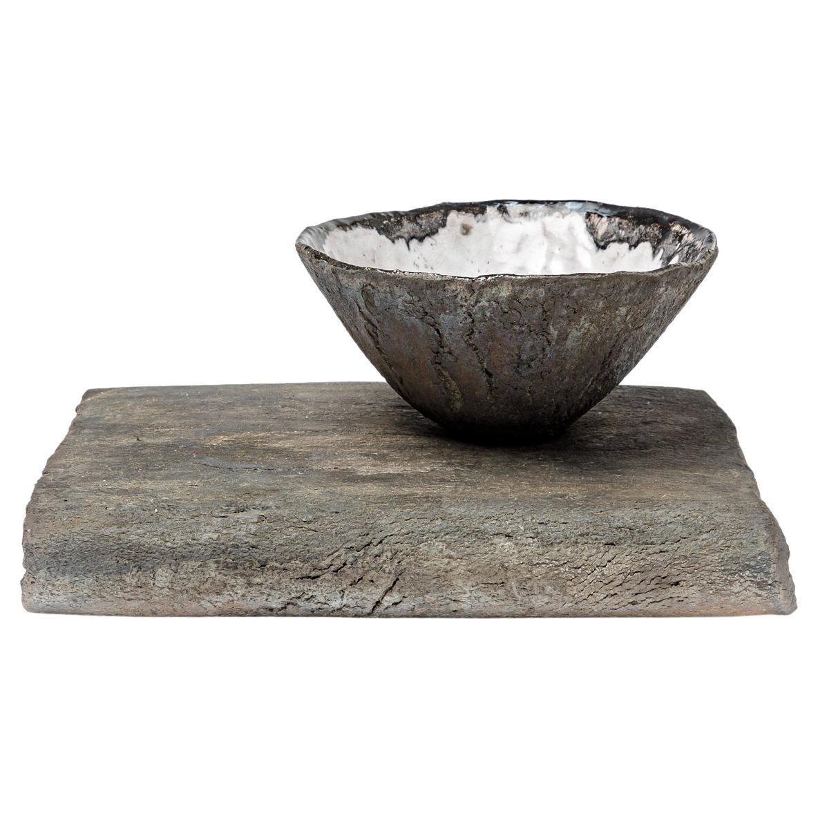 Ciotola su vassoio in ceramica smaltata con interno bianco perlato di Gisèle ButhodGarçon in vendita