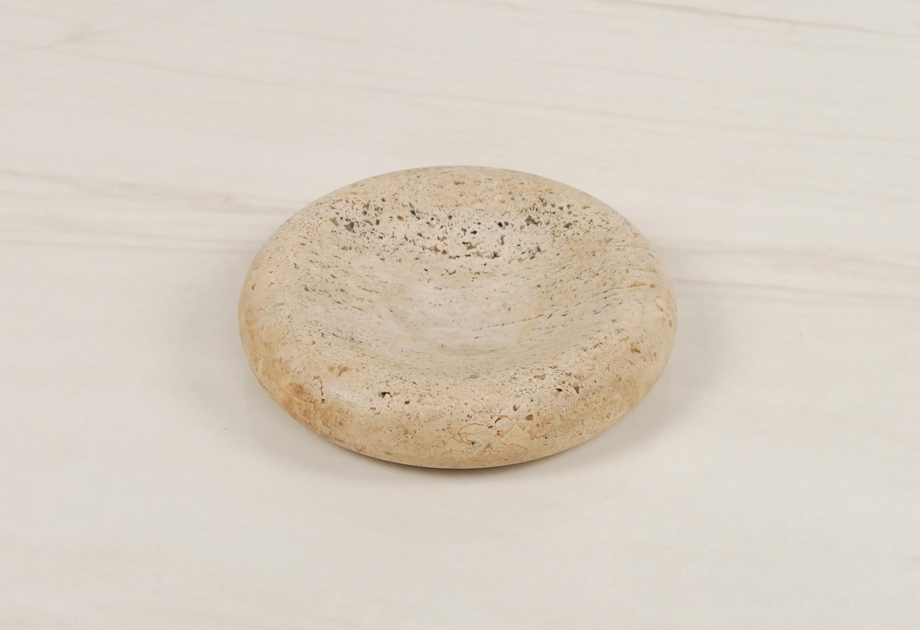 Amazing Midcentury round bowl or ashtray in travertine by Egidio Di Rosa & Pier Alessandro Giusti for Up & Up.

The original label is still attached on the piece, as visible in the photos.

Perfect desk object or gift idea.
