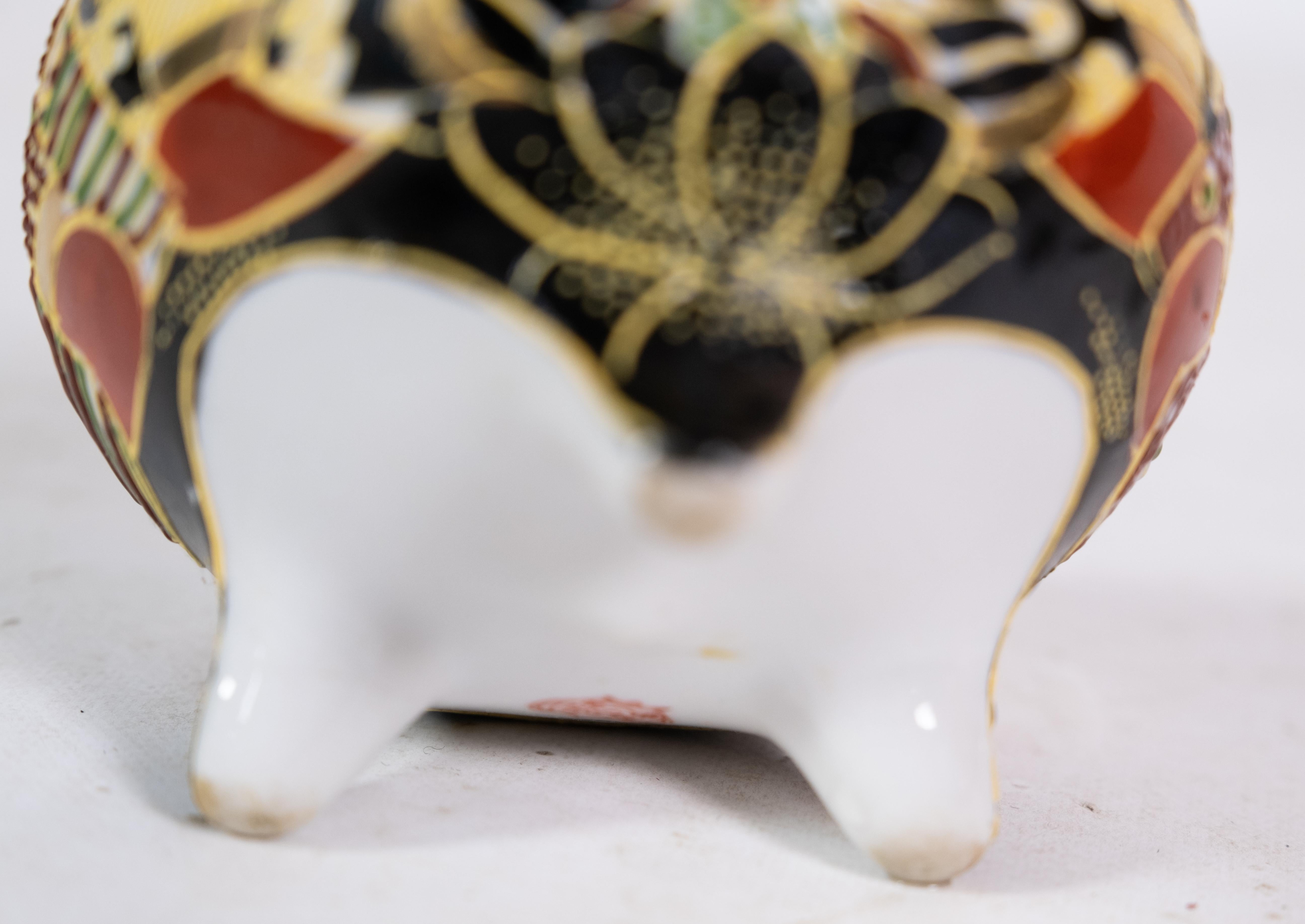 
Diese Porzellanschale japanischer Herkunft aus den 1940er Jahren ist ein schönes Beispiel für traditionelle japanische Handwerkskunst und Kunstfertigkeit. Die Schale weist aufwändige handgemalte Dekorationen auf, die eine reiche Palette von Farben