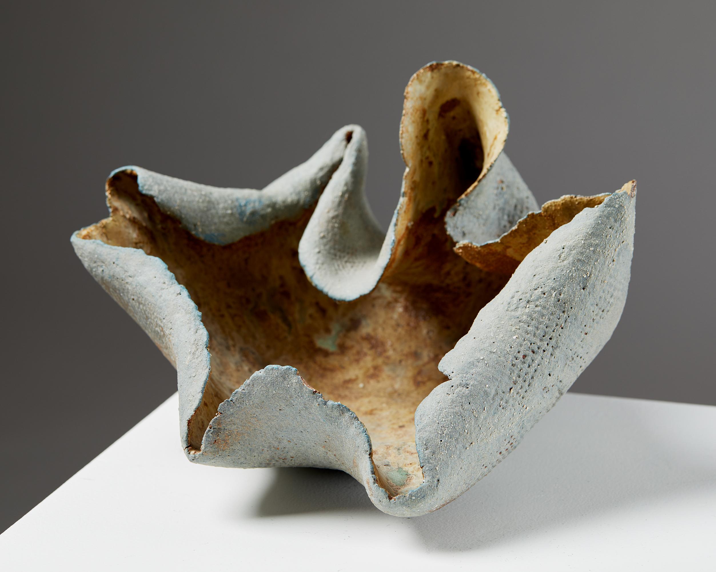 Ceramic.

Measures: H: 18 cm/ 7