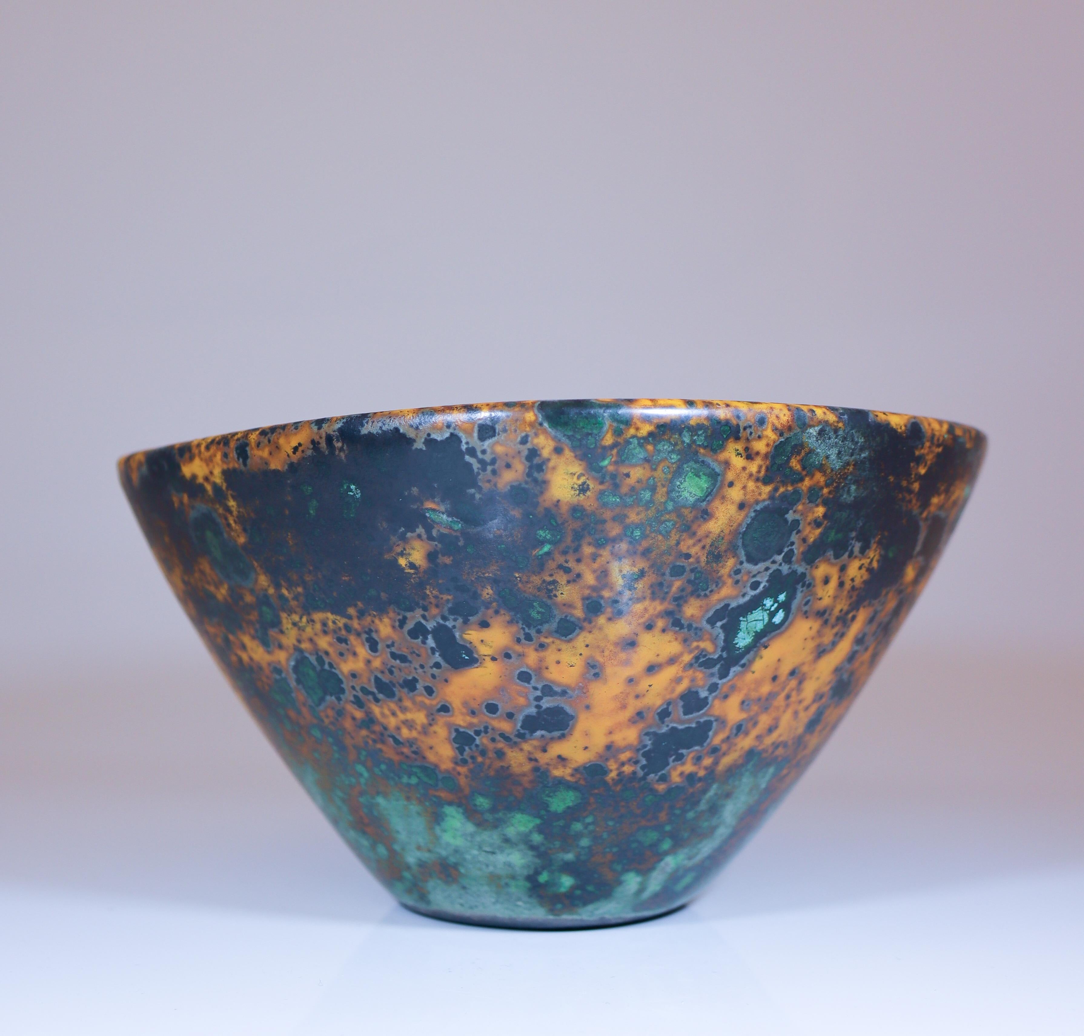 Cuenco de barro diseñado por Hans Hedberg en su propio taller de Biot (Francia). El cuenco tiene un impresionante vidriado naranja y multicolor. El cuenco mide 17 cm de diámetro y unos 9 cm de alto. El cuenco está en excelente estado y firmado