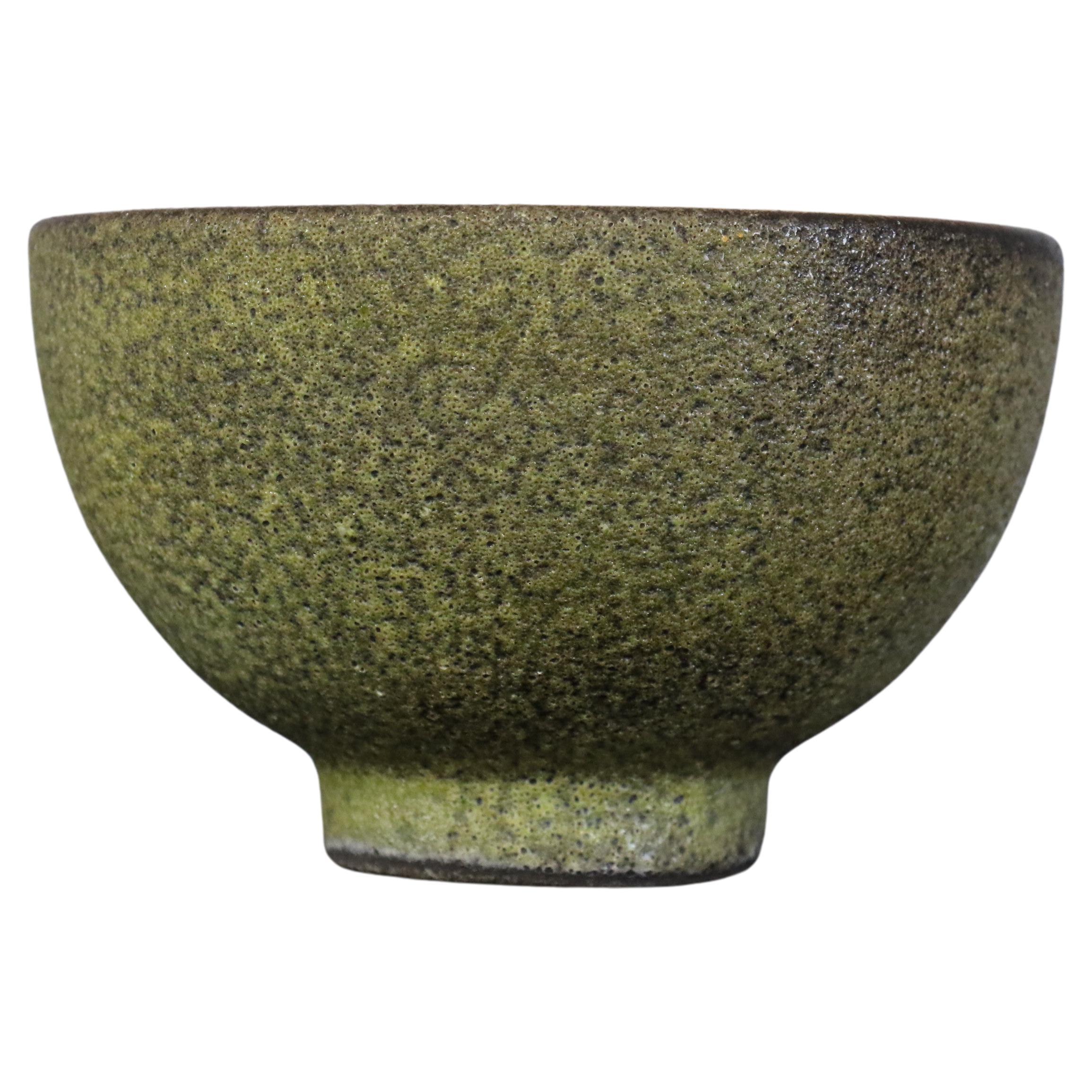 Bol à glaçure lave, attribué à James Lovera, 1970

Magnifique bol émaillé à la lave, caractéristique du travail de James Lovera. De couleur verte et brune, cette œuvre est particulièrement fine et délicate. 

Il est en très bon état. 