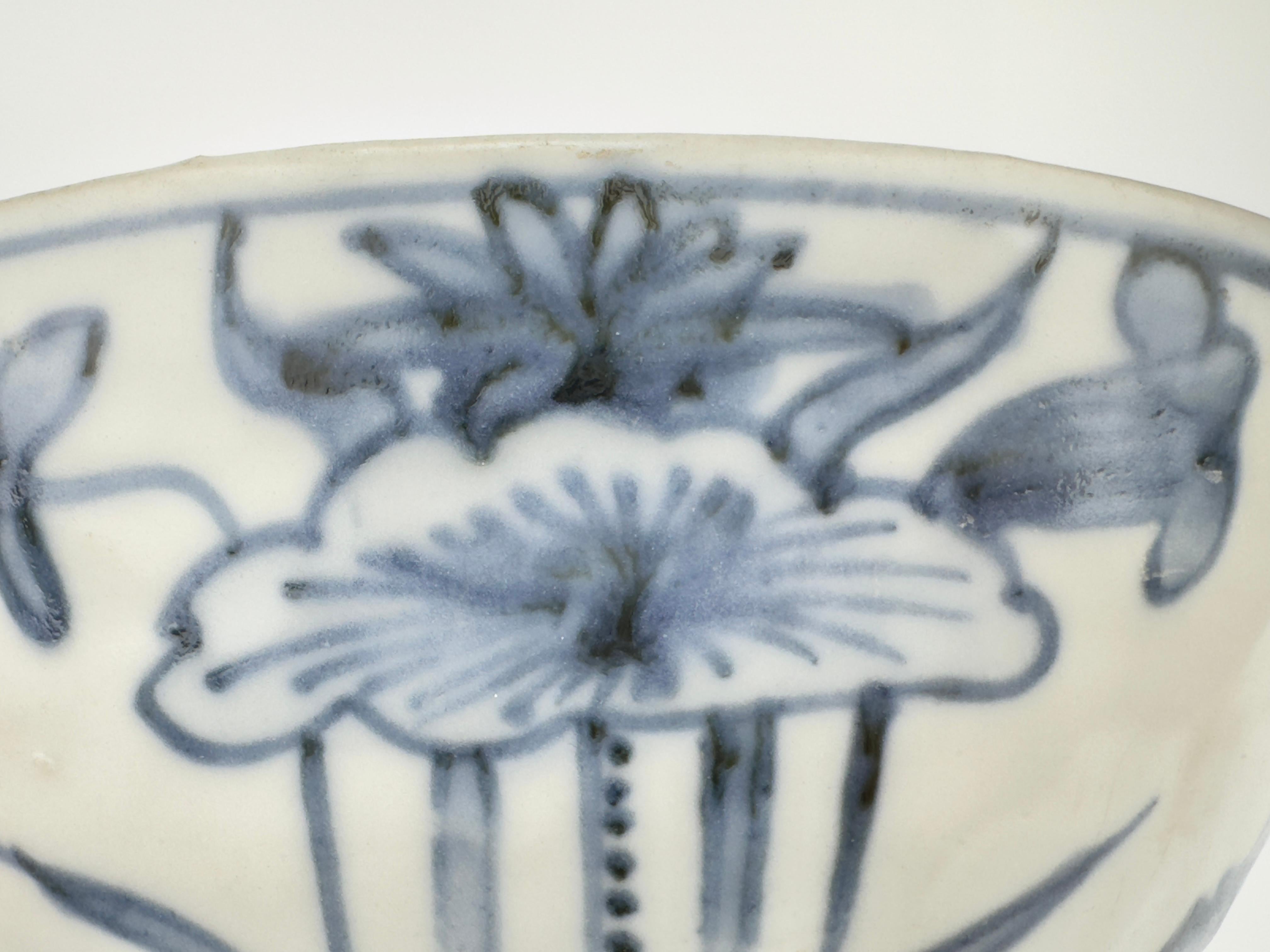 Bowl with mandarin duck and lotus pattern design, Late Ming Era(16-17th century) For Sale 4