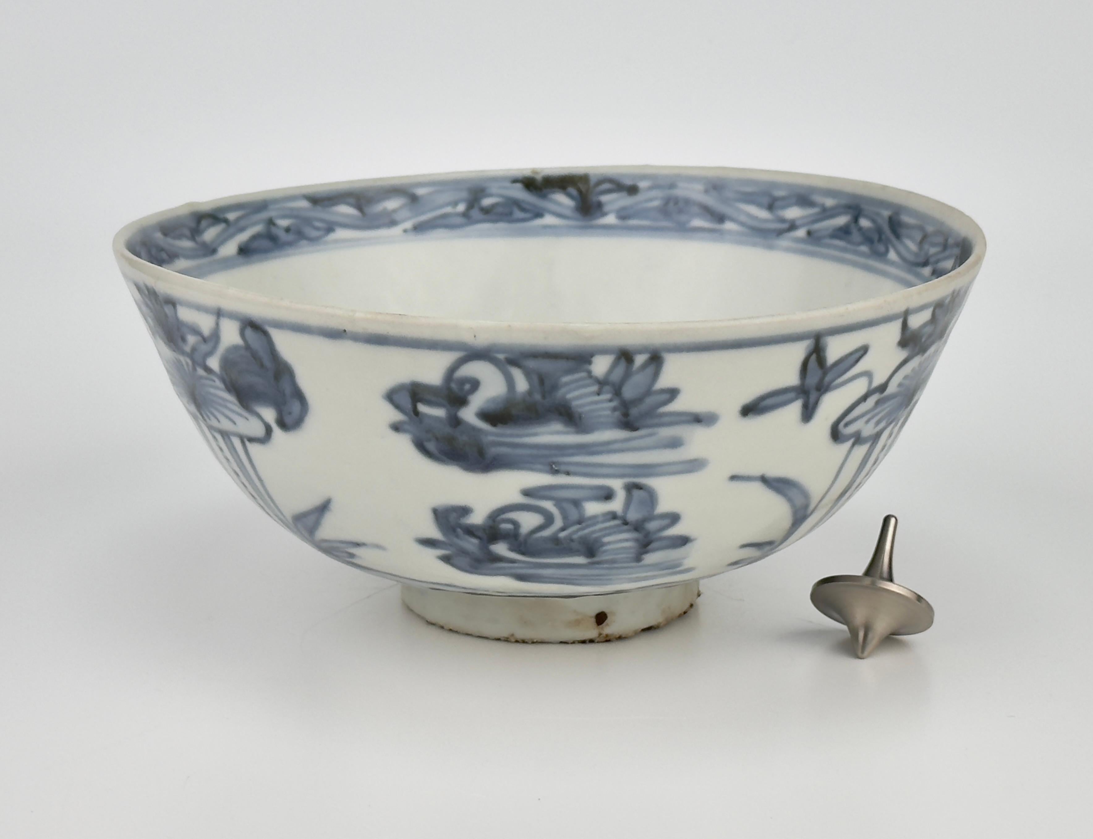 Bowl with mandarin duck and lotus pattern design, Late Ming Era(16-17th century) For Sale 6