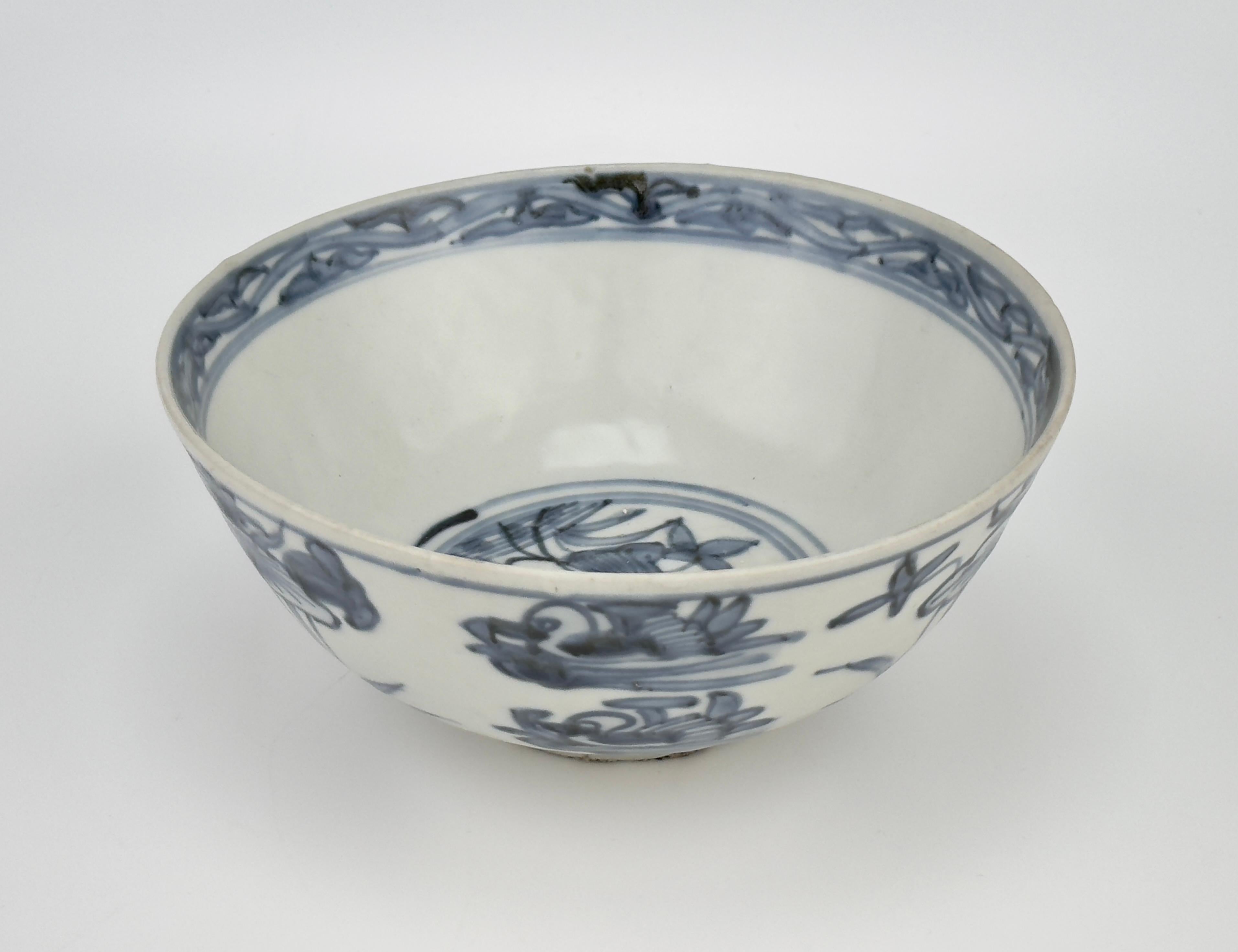Schale mit Mandarine-Ente- und Lotusmuster, späte Ming-Ära(16-17. Jahrhundert) (Glasiert) im Angebot