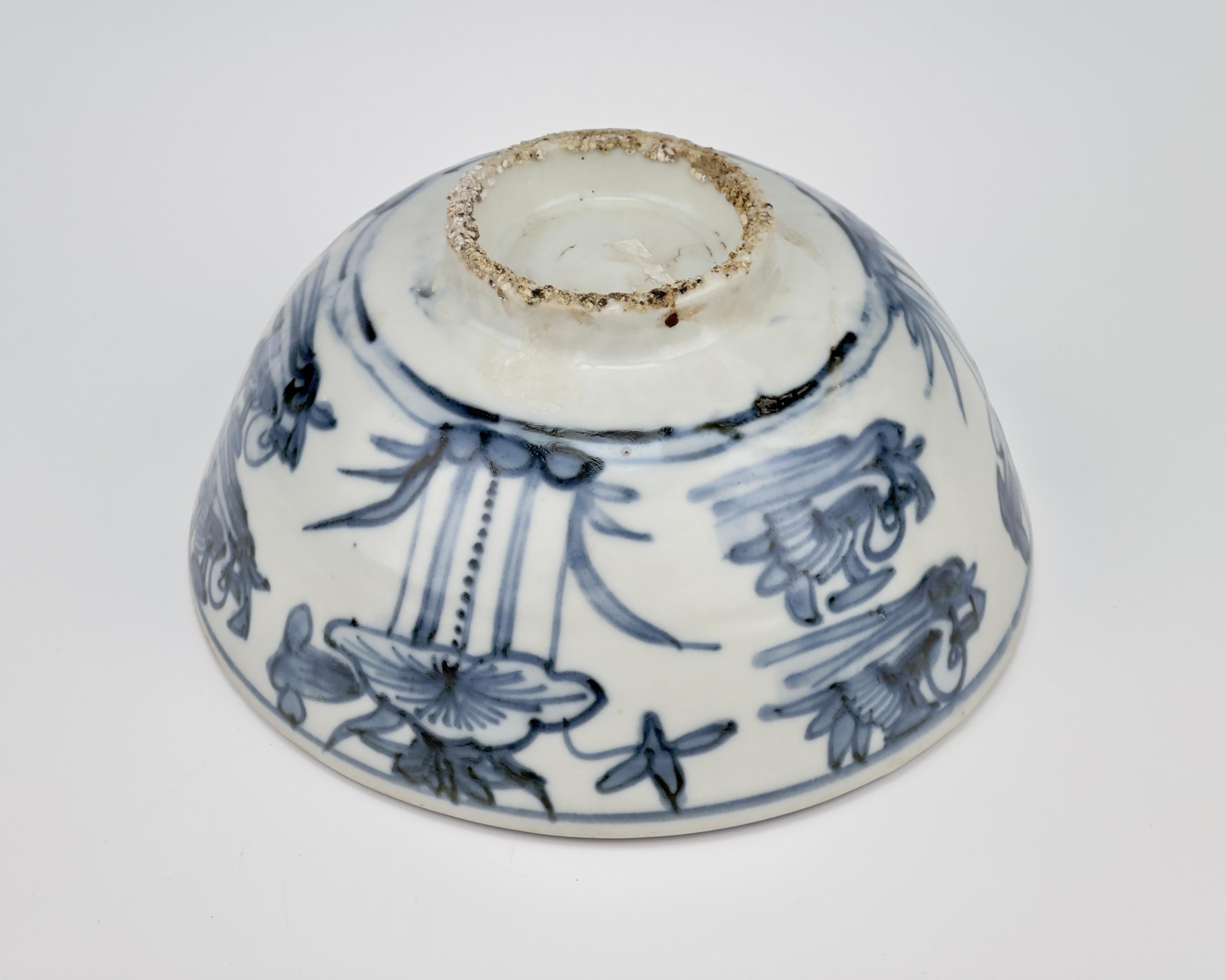 Bowl with mandarin duck and lotus pattern design, Late Ming Era(16-17th century) For Sale 1