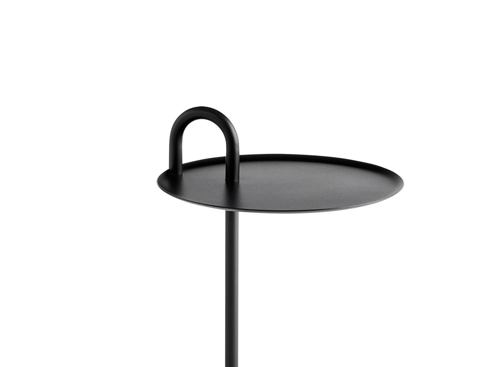 Shane Schneck’s bowler table is a compact side table that is ideal for small spaces. The single tube that extends upwards
creates a defined profile, which doubles as a functional handle too. The stem, handle and tray are made in powder coated
