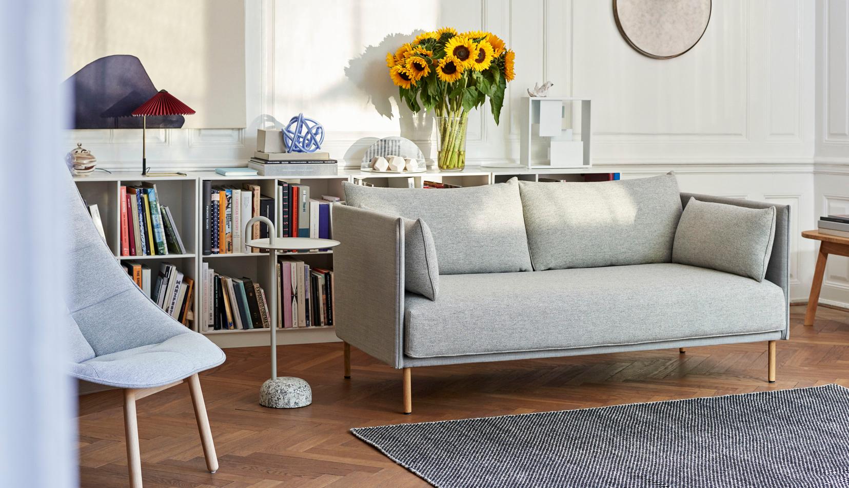 Shane Schneck’s bowler table is a compact side table that is ideal for small spaces. The single tube that extends upwards
creates a defined profile, which doubles as a functional handle too. The stem, handle and tray are made in powder coated steel,