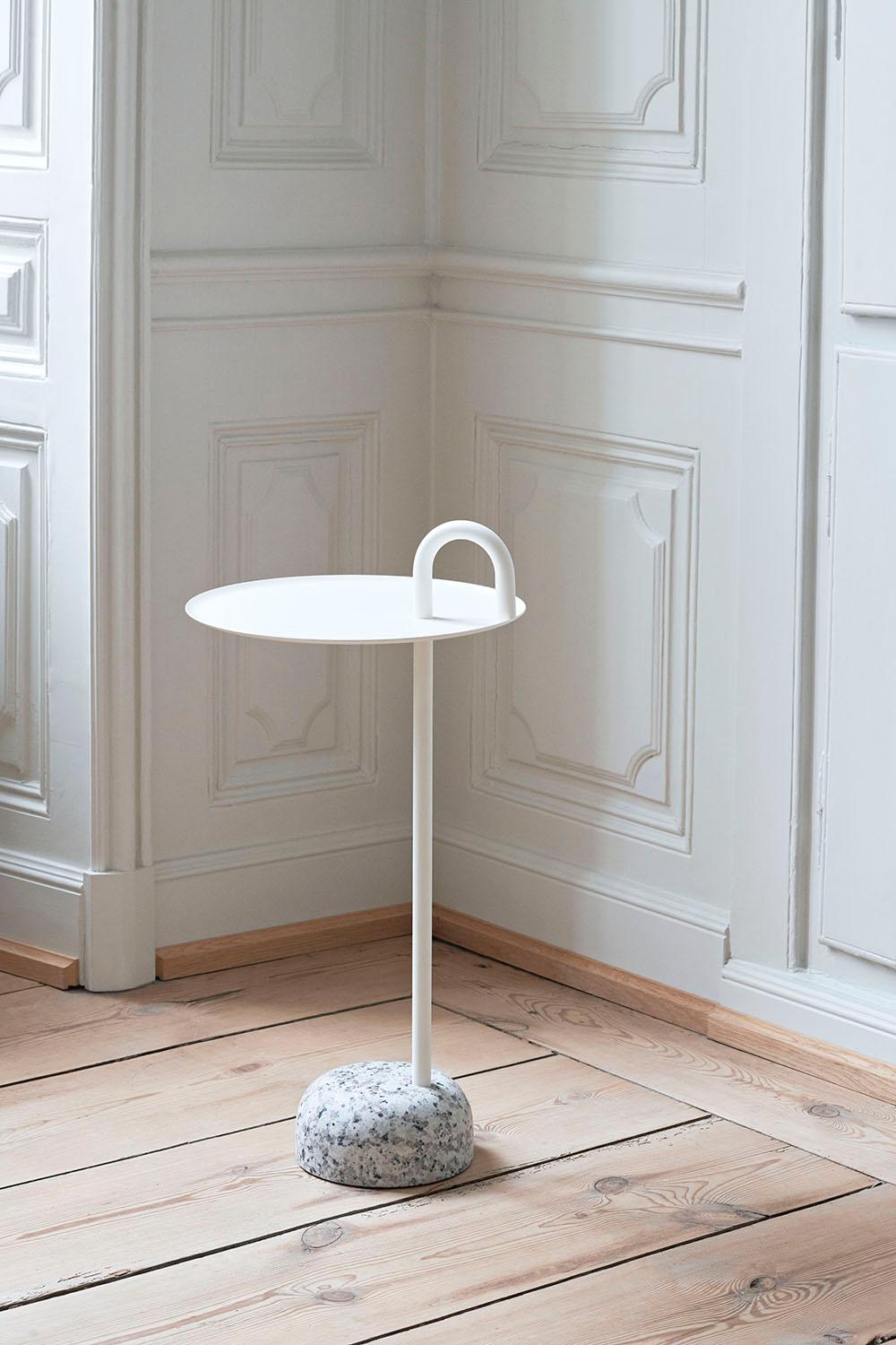 La table bowler de Shane Schneck est une table d'appoint compacte idéale pour les petits espaces. Le tube unique qui s'étend vers le haut
crée un profil défini, qui sert également de poignée fonctionnelle. La tige, la poignée et le plateau sont en