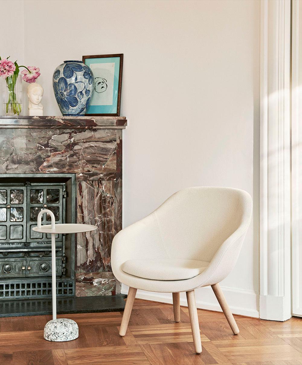 Chinois Table d'appoint Bowler blanc crème de Shane Schneck pour Hay en vente
