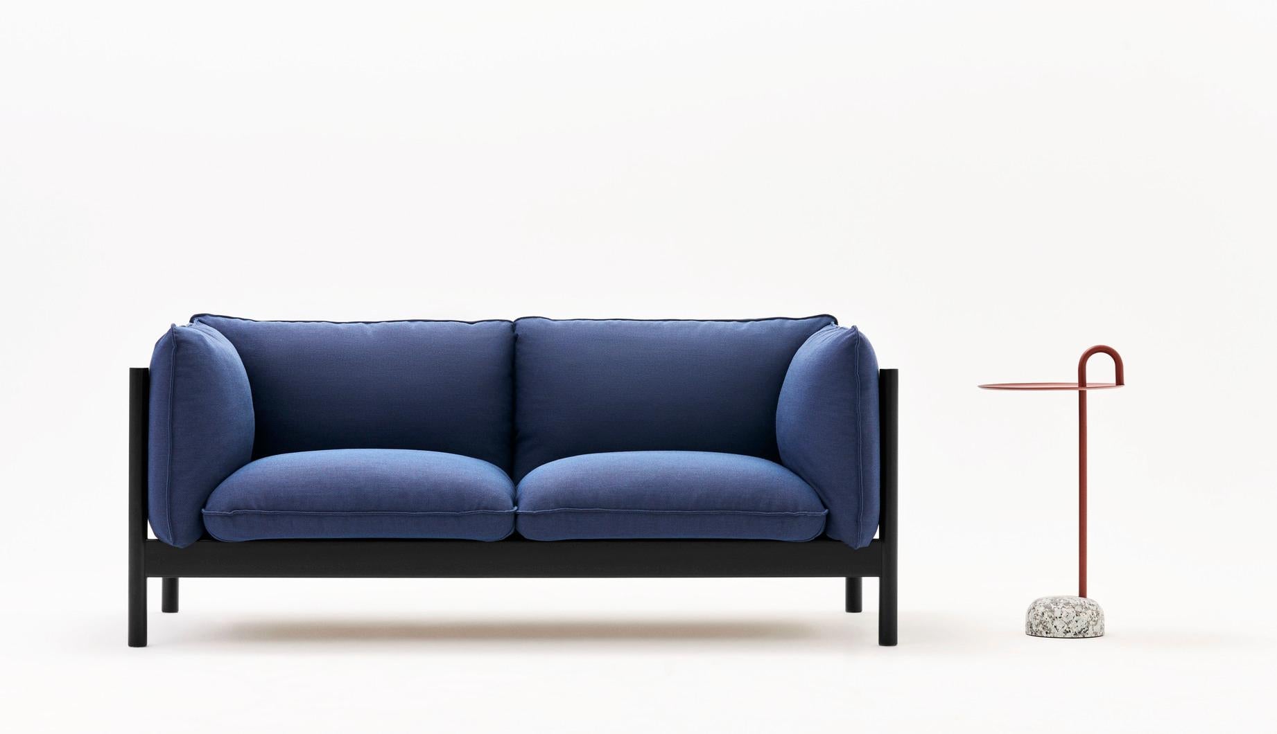 Shane Schneck’s bowler table is a compact side table that is ideal for small spaces. The single tube that extends upwards
creates a defined profile, which doubles as a functional handle too. The stem, handle and tray are made in powder coated steel,