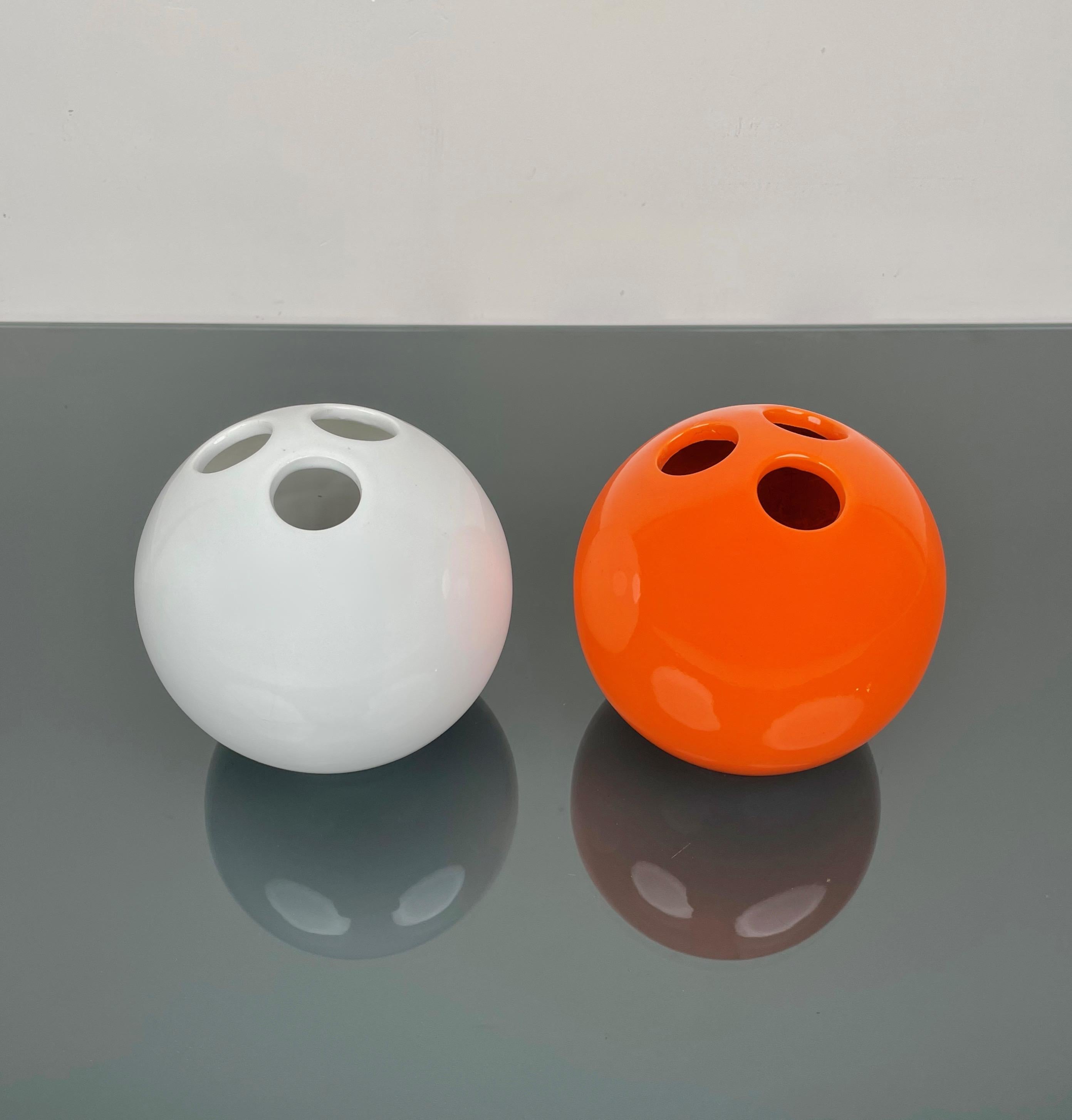 paire de vases en céramique orange et blanche 