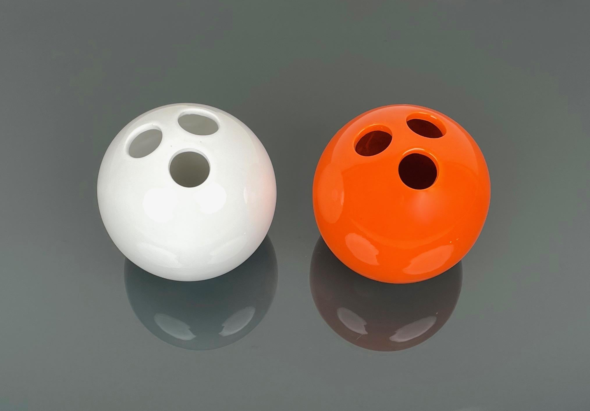 italien Paire de vases en céramique orange et blanche 