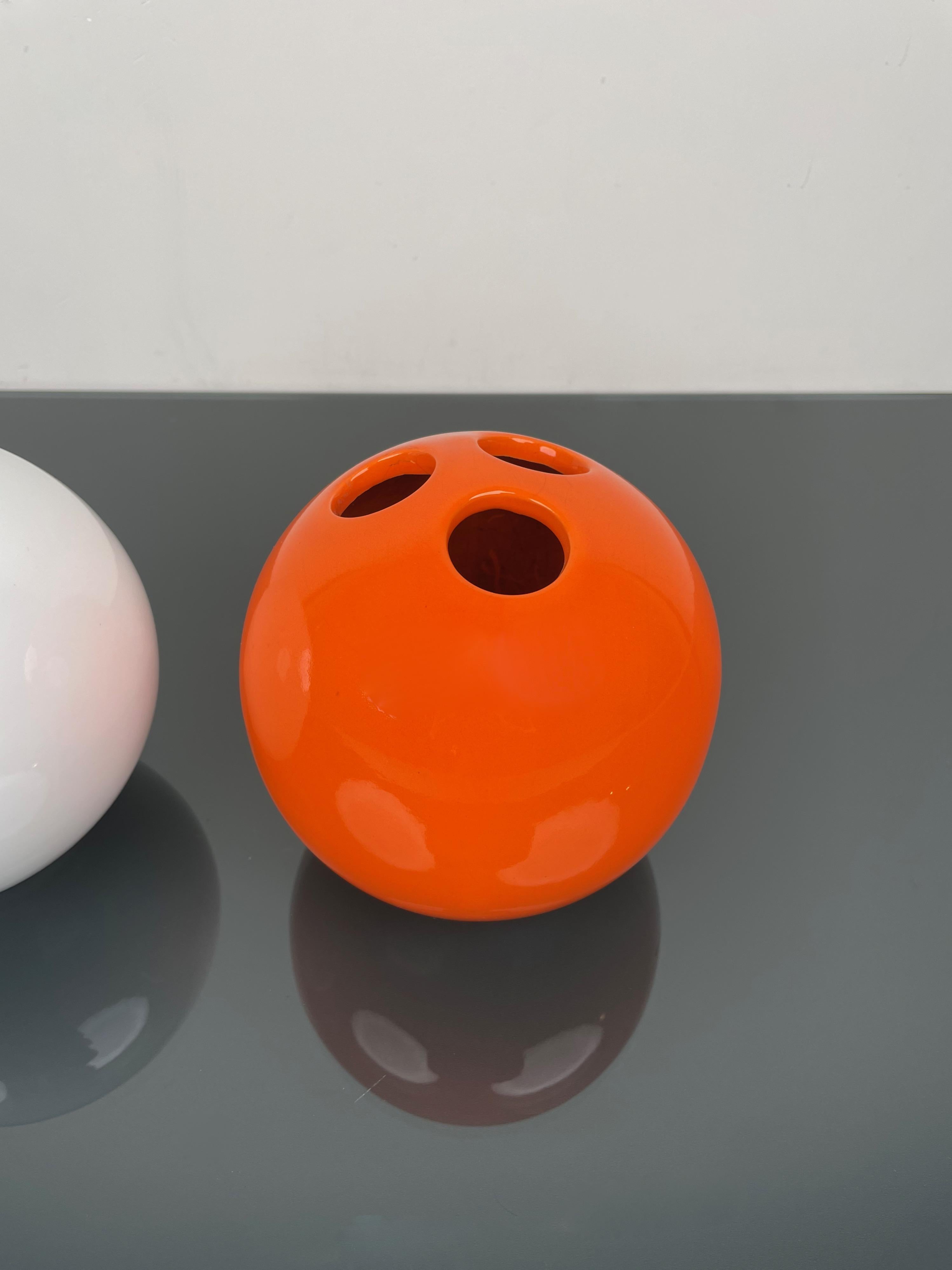Paire de vases en céramique orange et blanche 