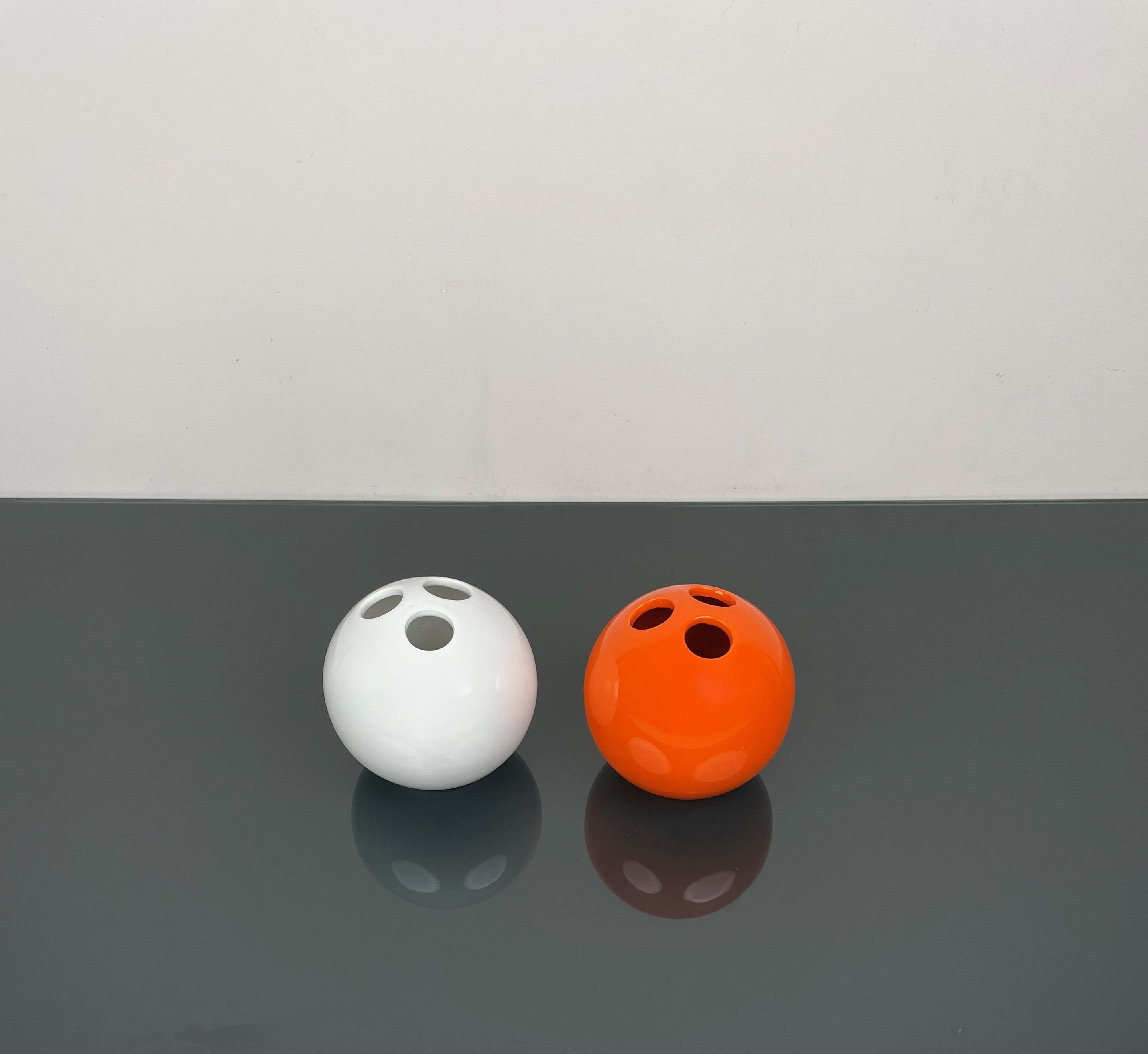 Fin du 20e siècle Paire de vases en céramique orange et blanche 