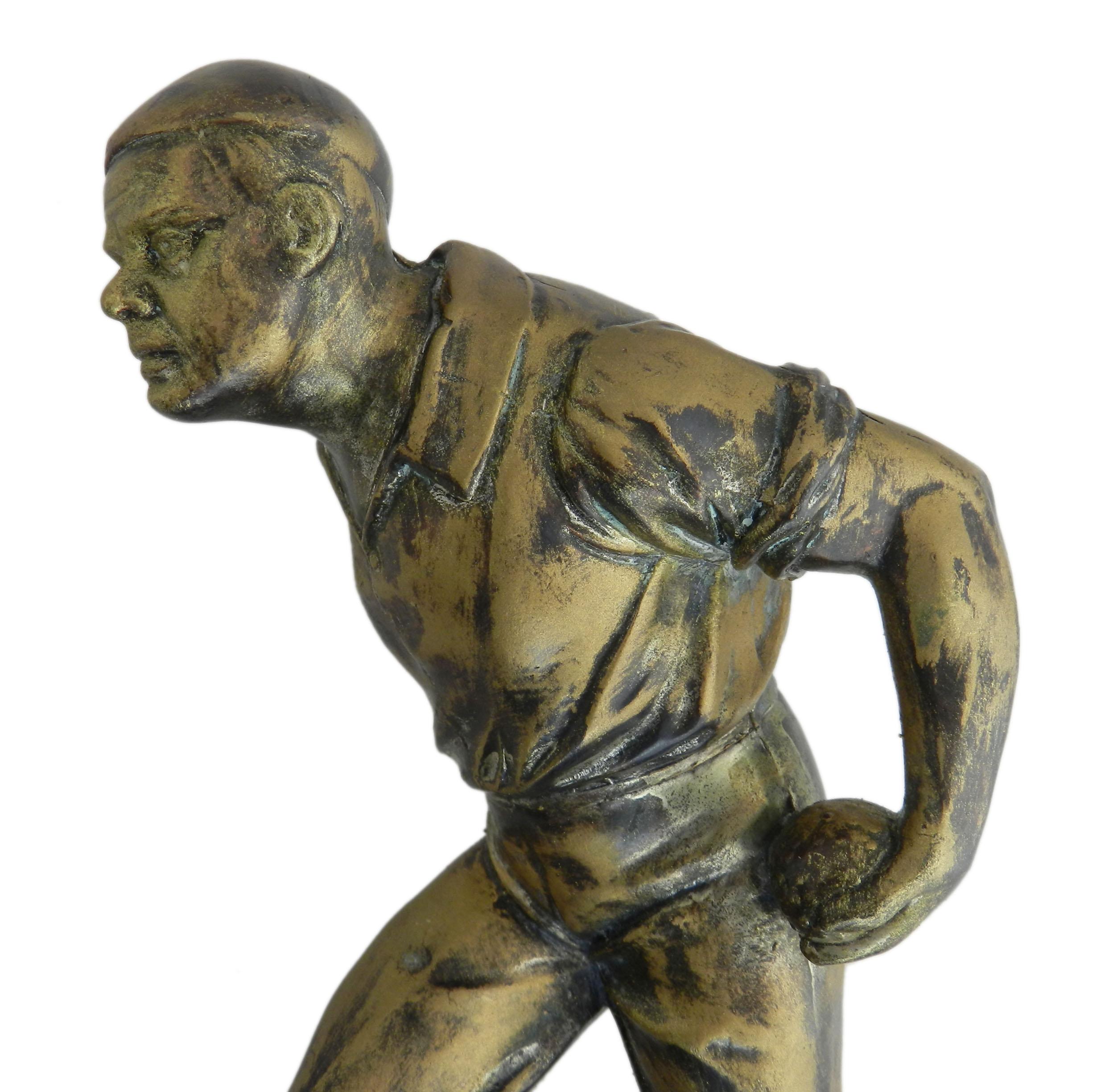 Art Deco Schalen Spieler Französisch c1930 
Bouilles Spieler
Statue aus Zinn
Steht auf einem Marmorsockel.
Guter Zustand mit altersbedingten Gebrauchsspuren 



