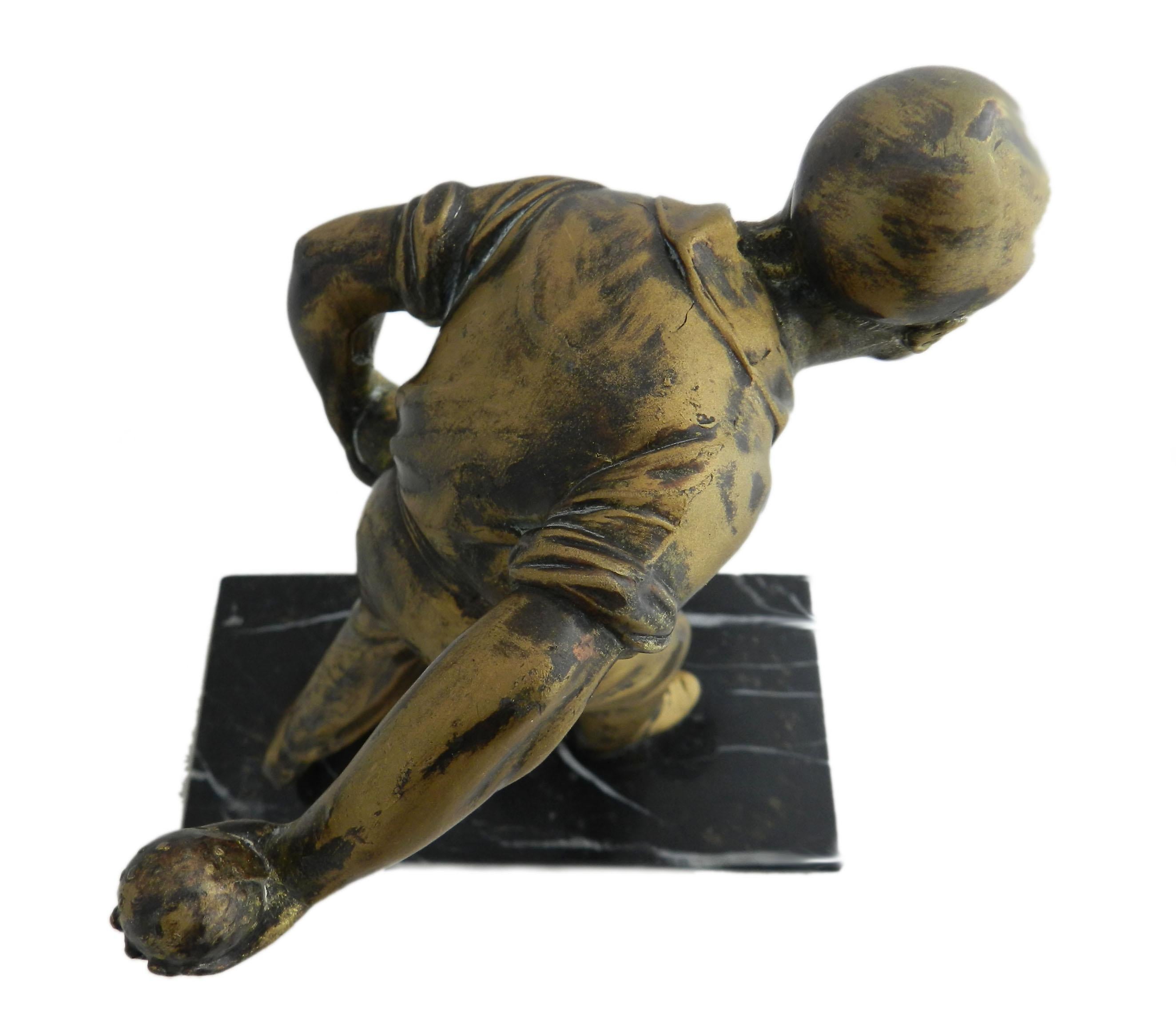 Zinc brut Bols Art Déco Statue de joueur Statue Spelter French  en vente