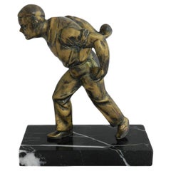 Statua di giocatore di bocce Art Deco Spelter Francese