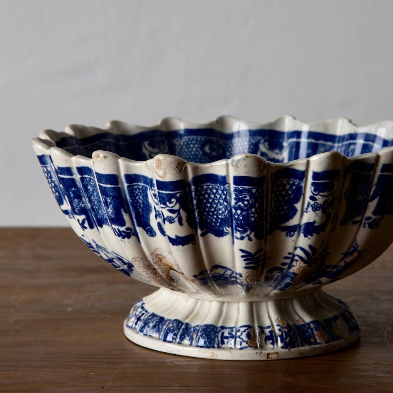 An assembled pair of bowls Swedish Rörstrand porcelain 19th century blue and white, Sweden. Blue pattern a la chinoiserie on a white background.