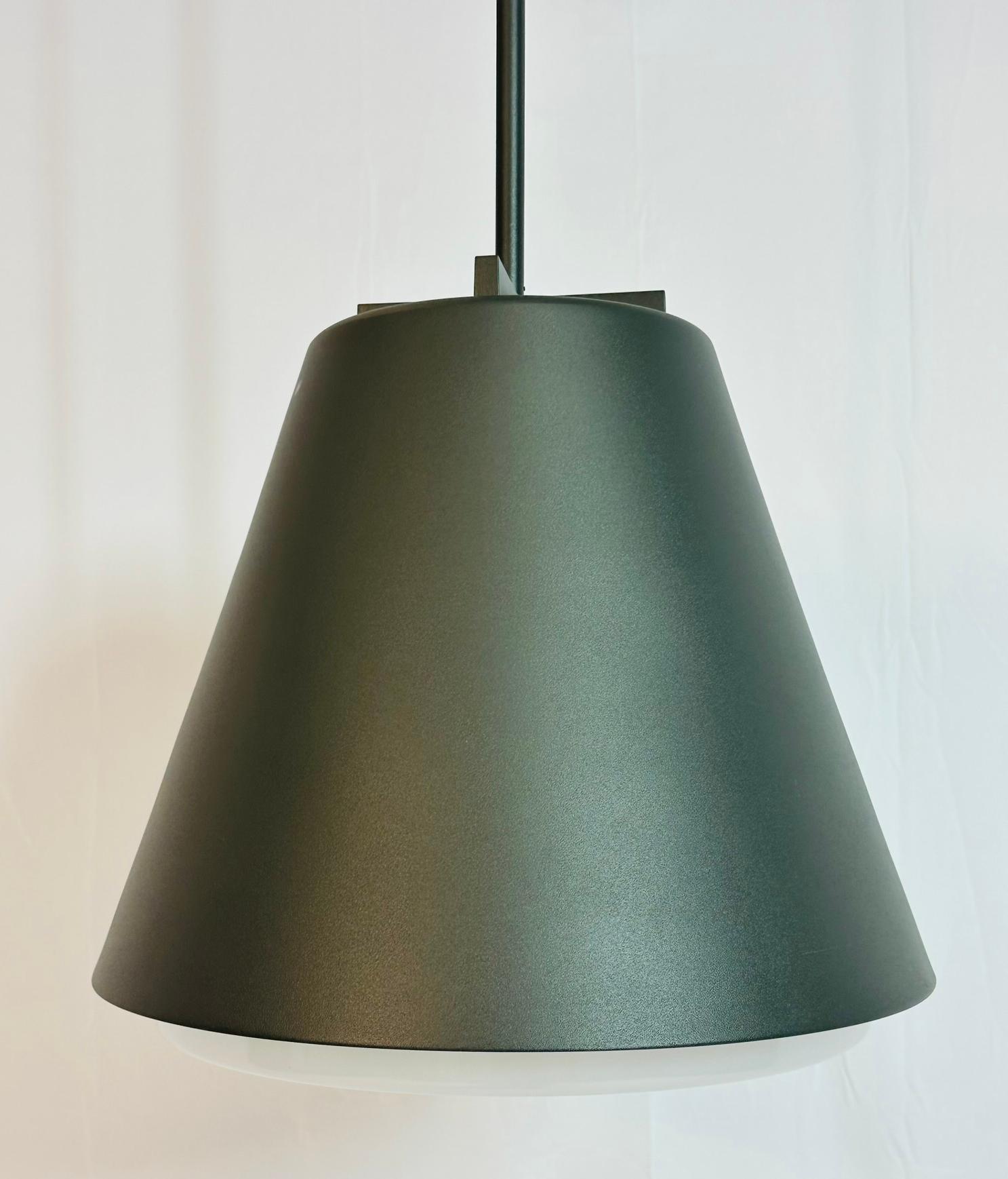 Lampadario Bowman progettato da Sean Lavin e prodotto da Visual Comfort.

Nuovo con etichetta, finitura grigio antracite.

Misure:
40,75 pollici di altezza totale x 18 pollici di diametro.