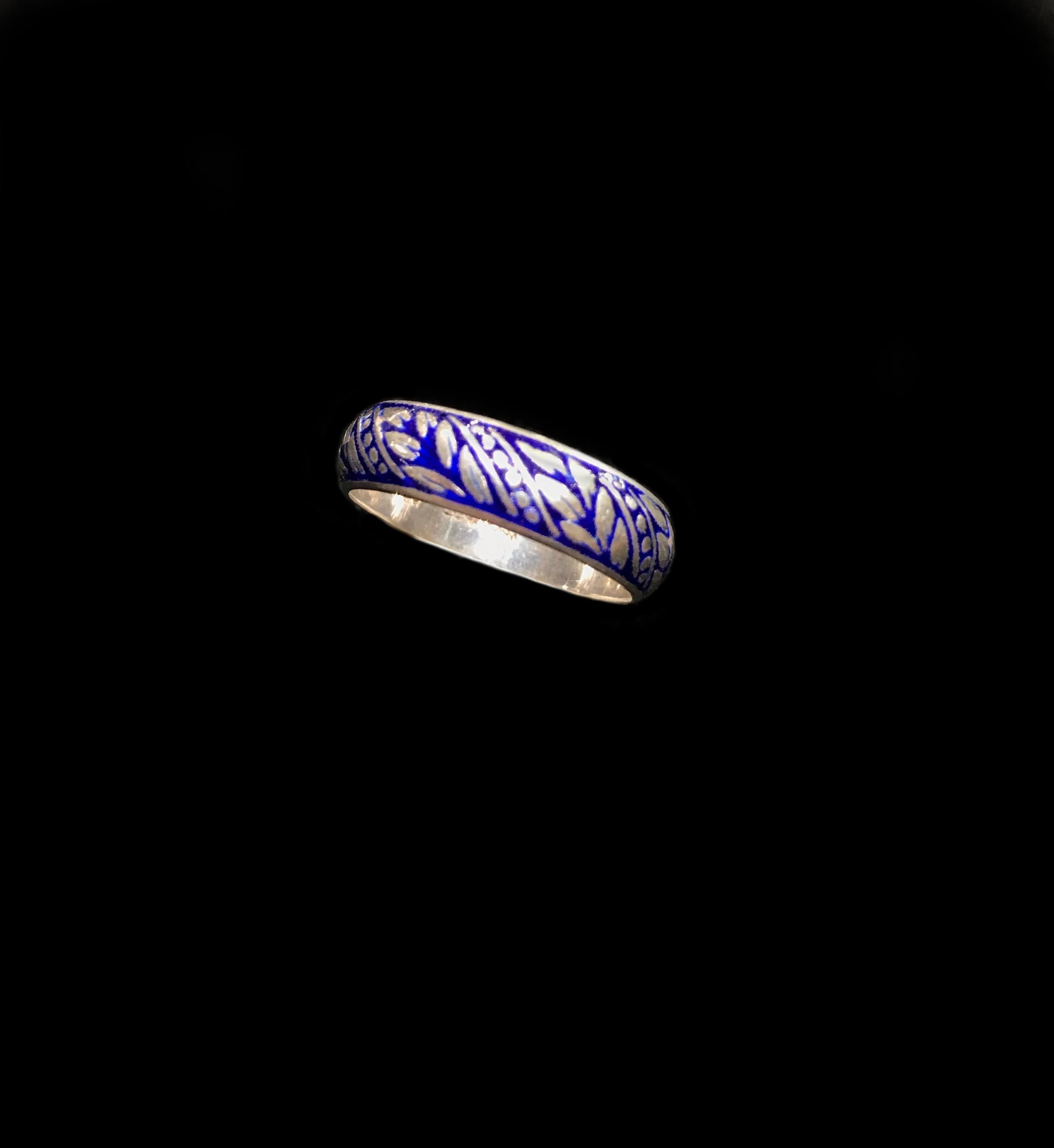 Sterling silver engraved laurel leaf ring band accented with Cobalt blue enamel in a size 7.5.