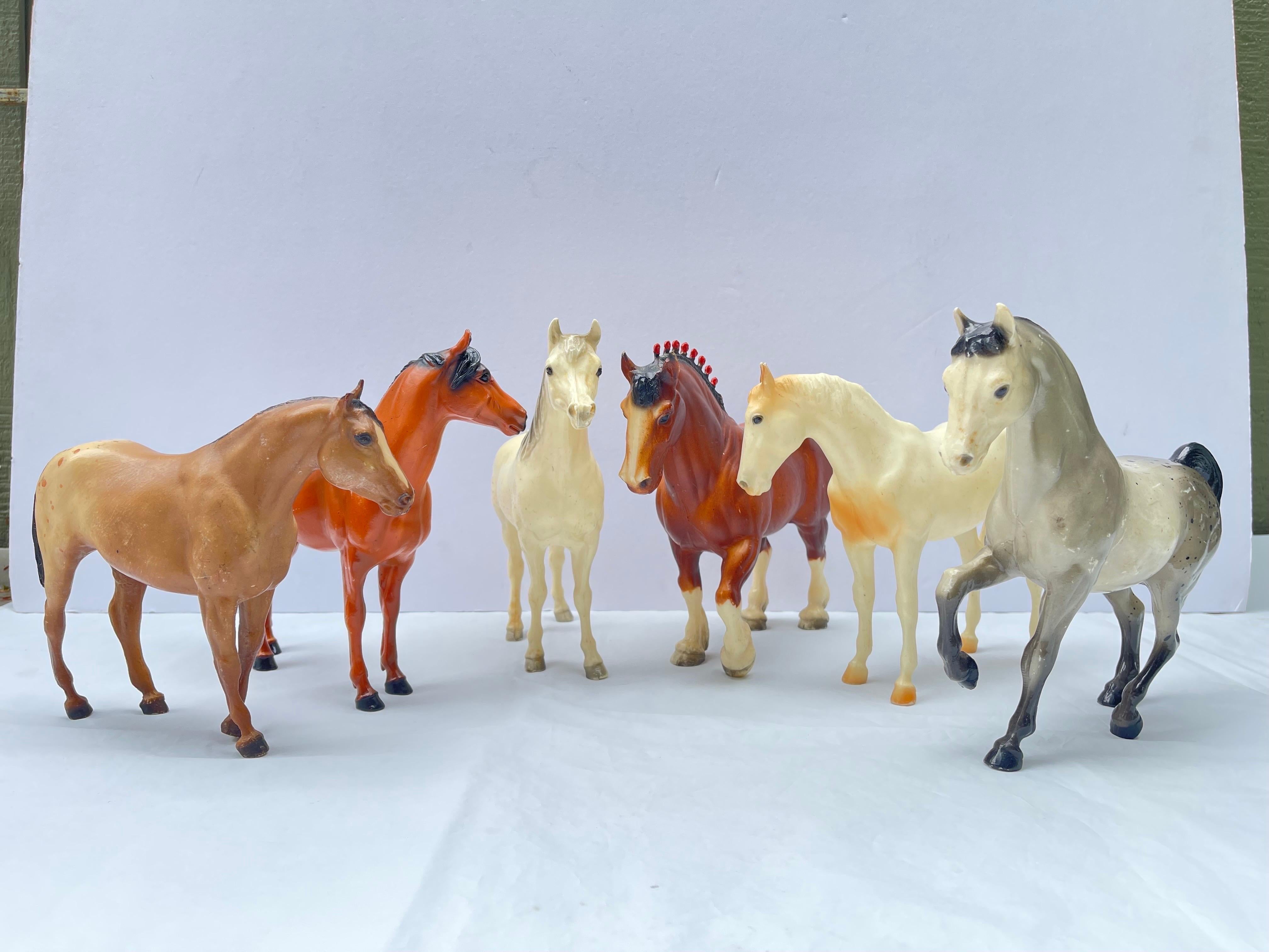 Set mit großen Breyer Pferden. Das 6er-Set besteht aus 5 signierten Breyer Pferden und einem mit Blue Box/Blue Ribbon Ranch gekennzeichneten, in China hergestellten Pferd. Diese sind alle Vintage und die größte Größe Breyer in der Sammlung. Das Set