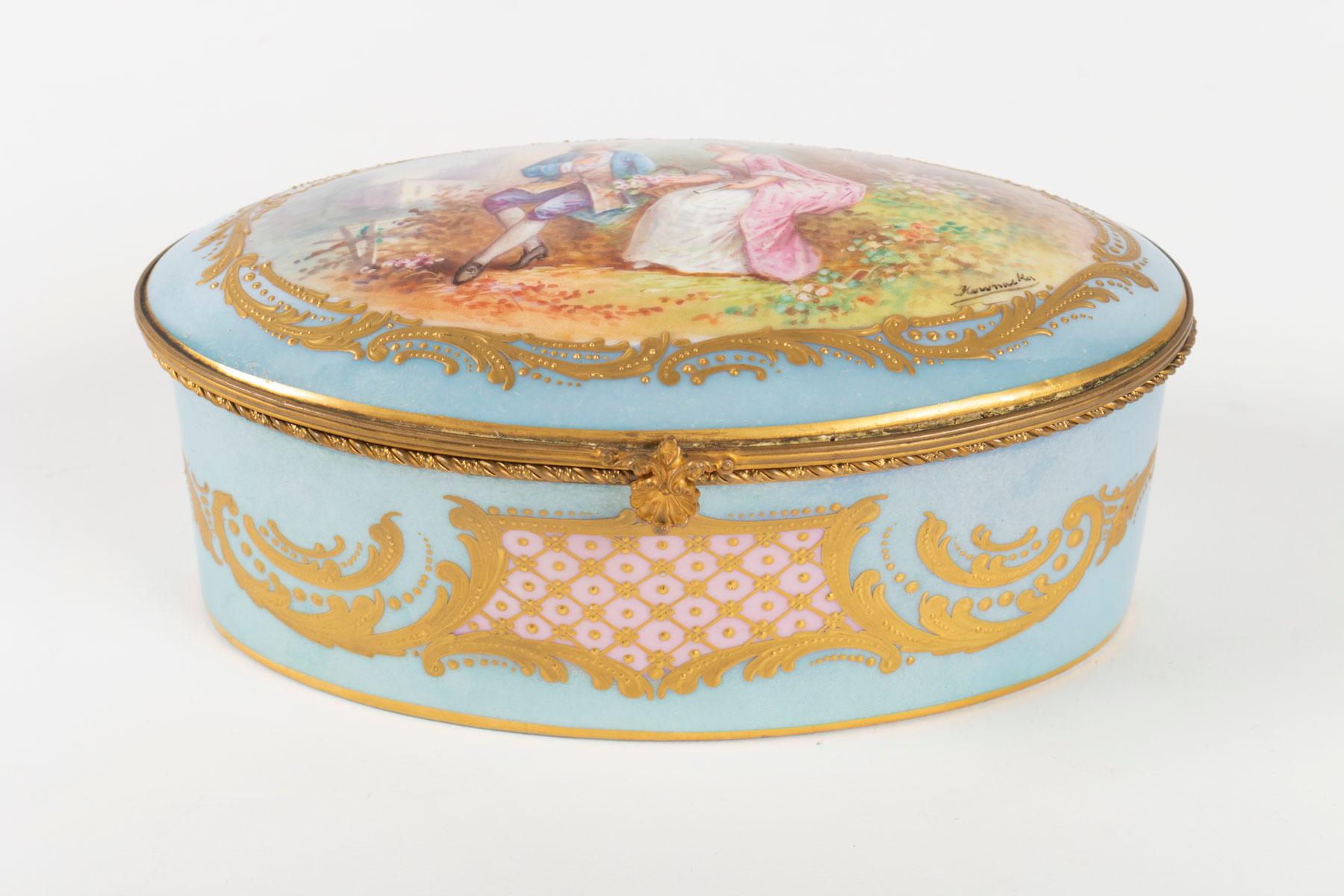 Box, 19th century, Napoleon III period, porcelain and brass frame, oval, very light blue, golden decoration and a couple of elegant seated and converting, signed, white interior decorated with flowers, sevres marks
Measures: H 7 cm, W 16 cm, P 11