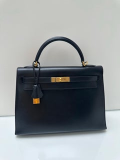 Box 32 vintage black G square