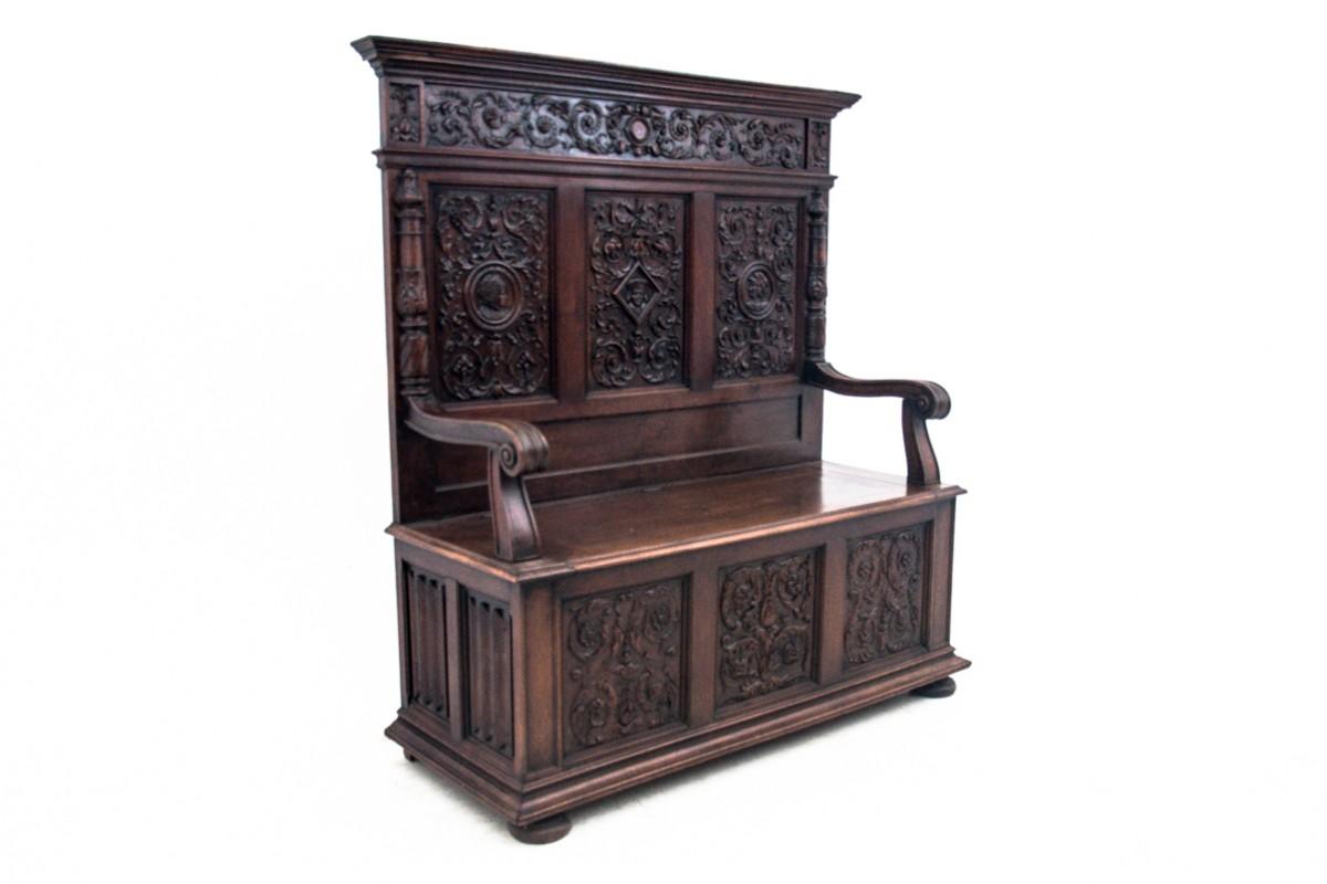 Box bench, France, around 1880. Neo-Renaissance chest, heavily decorated.

Very good condition, after professional renovation in our workshop.

Wood: oak

Dimensions:

width: 140 cm

height: 155 cm

depth: 55 cm