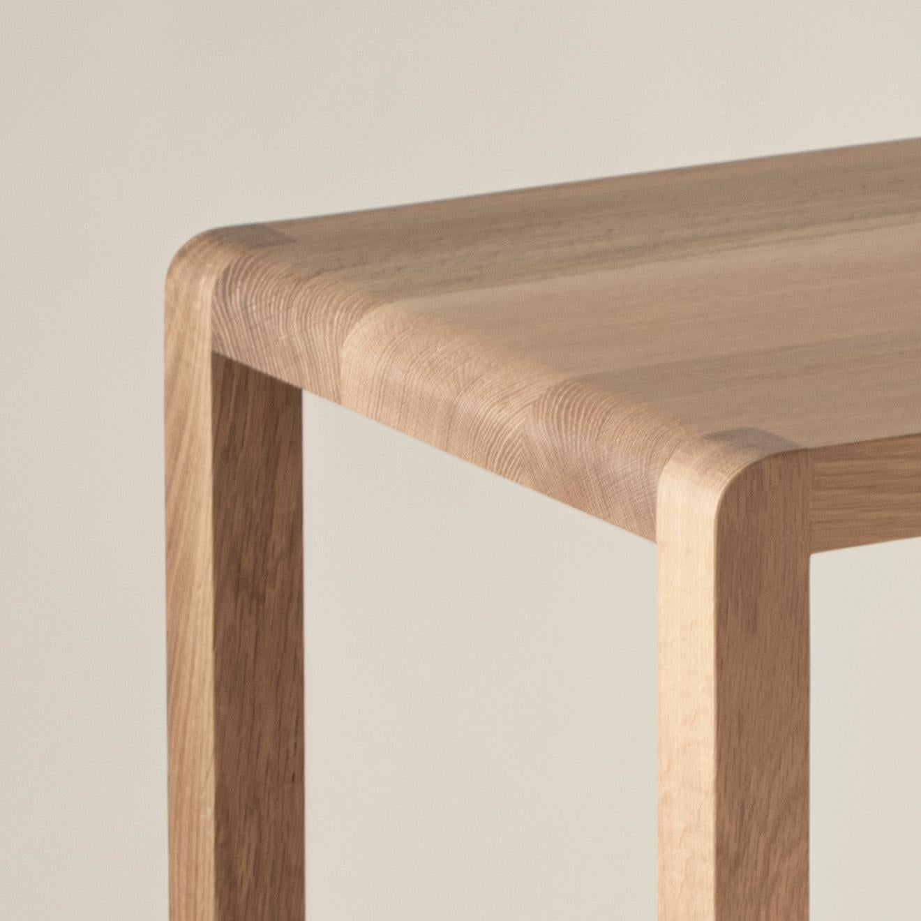 Le tabouret Box est un tabouret de cuisine en bois massif fabriqué sur mesure à la hauteur d'assise que vous souhaitez. Nous recevons régulièrement des demandes de tabourets à hauteur personnalisée, et BOX : STOOL a été conçu pour fonctionner en