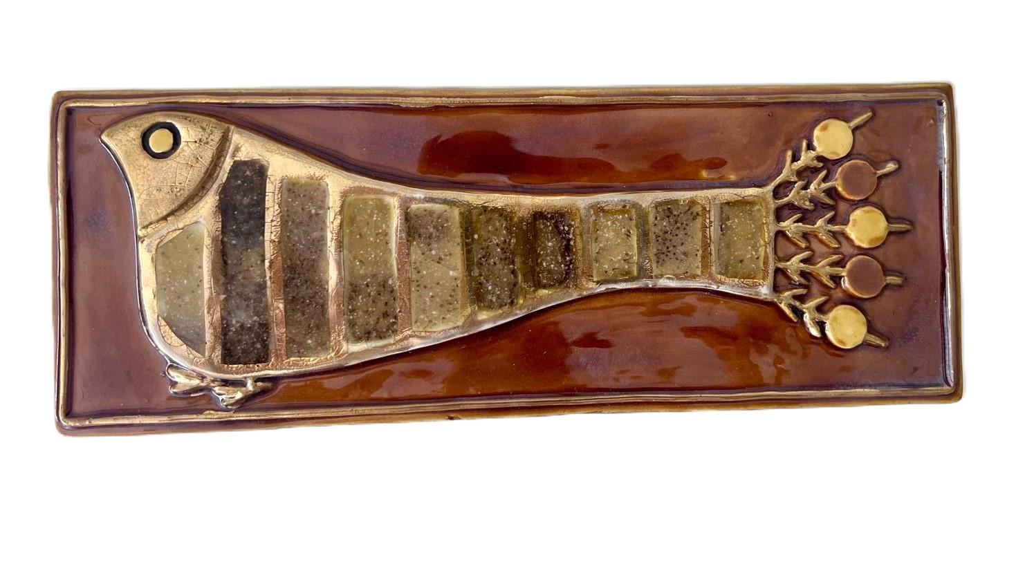 This elongated box is topped by a stamped earthenware lid decorated with gold enamel. For Mithé Espelt, the object is an essential element of the boudoir. It is both useful and an ode to the beauty of the feminine universe. Birds are a recurring