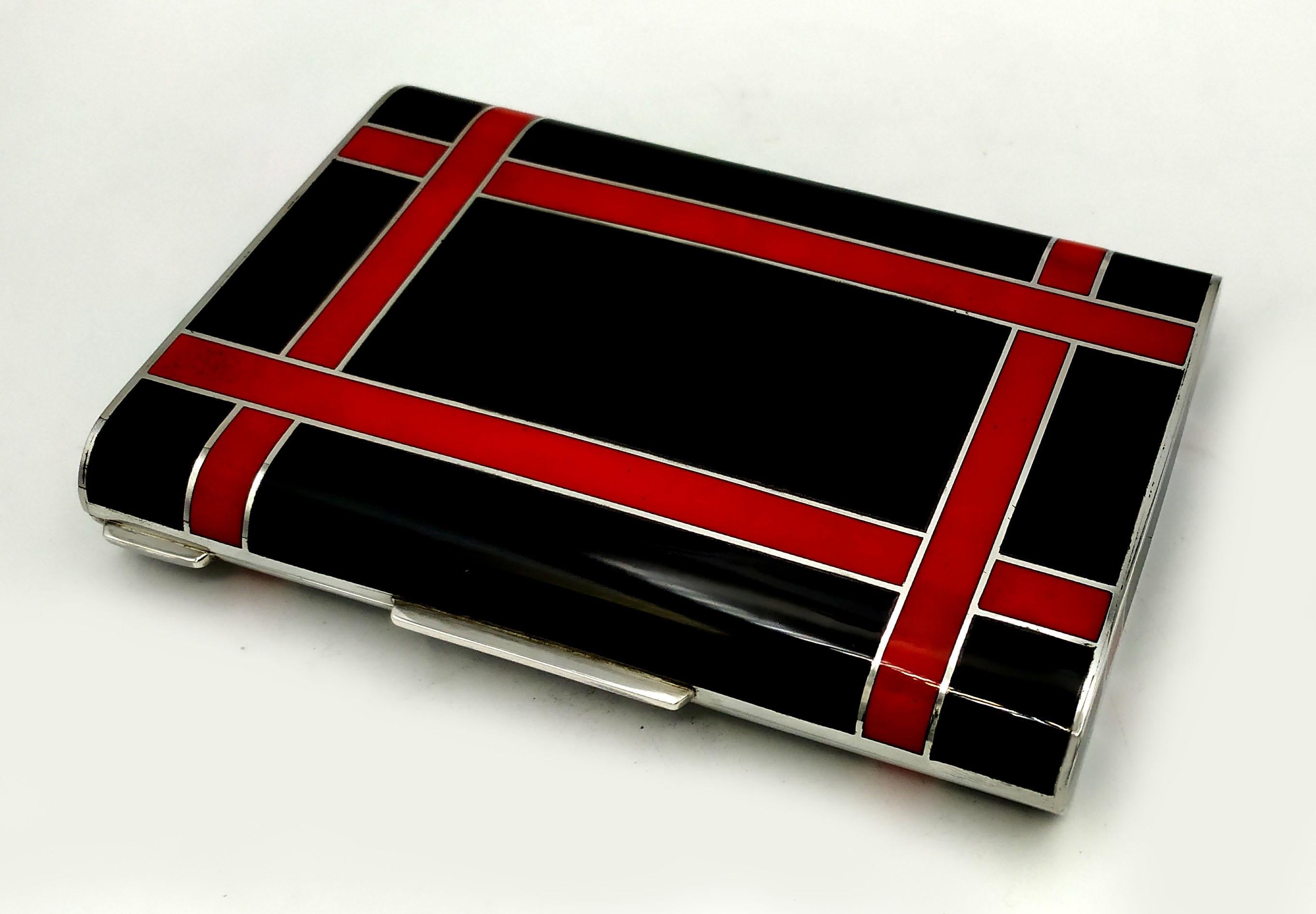 Die schwarz-rote Emaille der Box ist von Zeichnungen Louis Cartiers aus den frühen 1900er Jahren im Art-Déco-Stil inspiriert und wurde in den 1980er Jahren für Cartier USA neu gestaltet.
Es ist in 925/1000 Sterling.
Box Black and Red hat ein