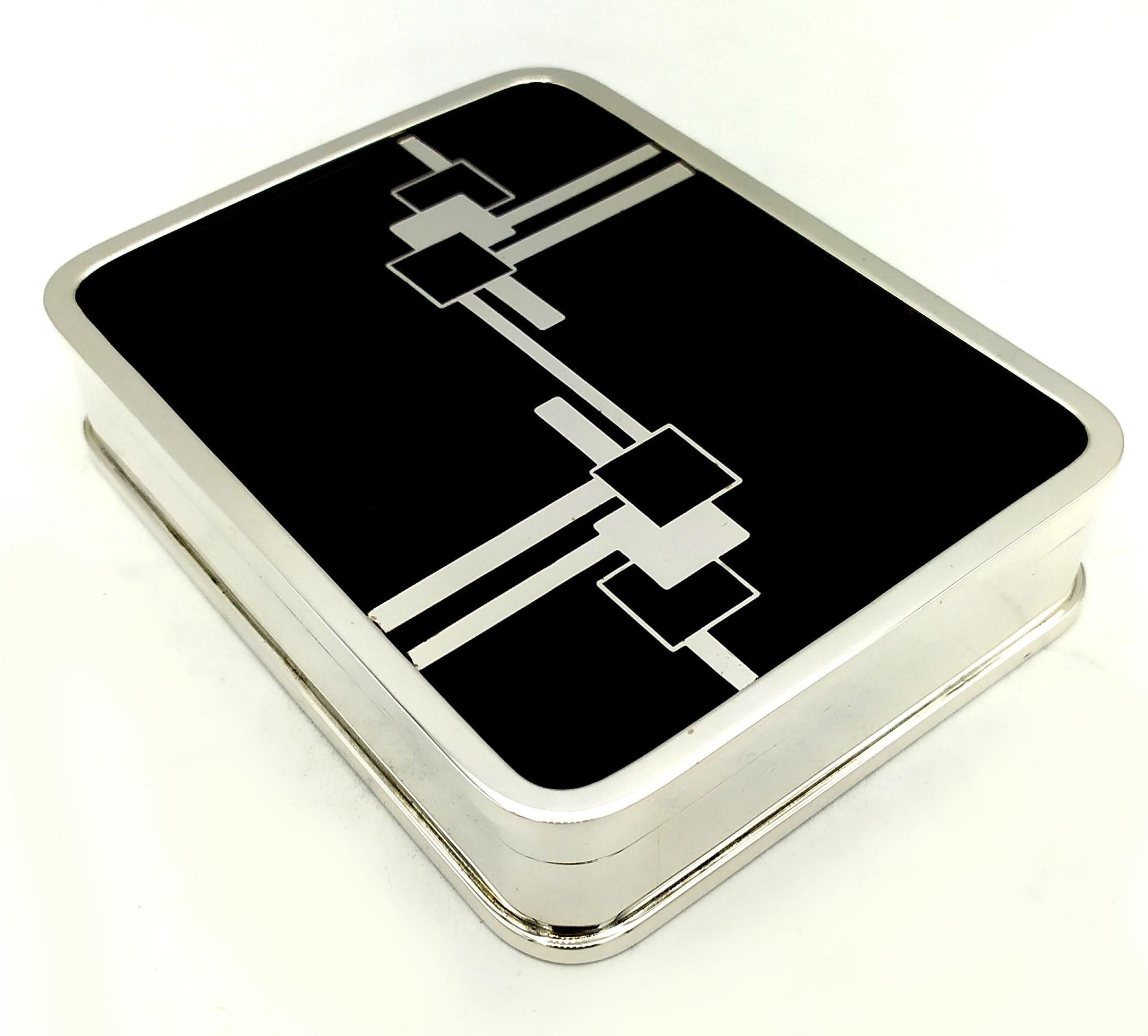 Box Black and White enamel is Inspired by drawings by Louis Cartier from the early 1920s in Art Deco style and recreated for Cartier USA in 1976.
It is in 925/1000 sterling.
Box Black and White has hand painted fired enamels geometric design.
Box