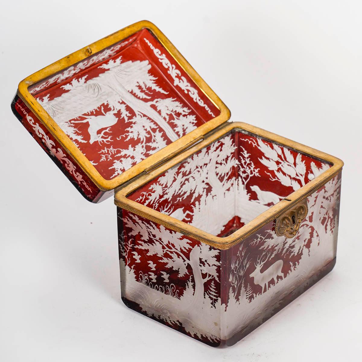 Boîte, Boîte en cristal de Bohème, 19ème siècle, Période Napoléon III. Bon état - En vente à Saint-Ouen, FR