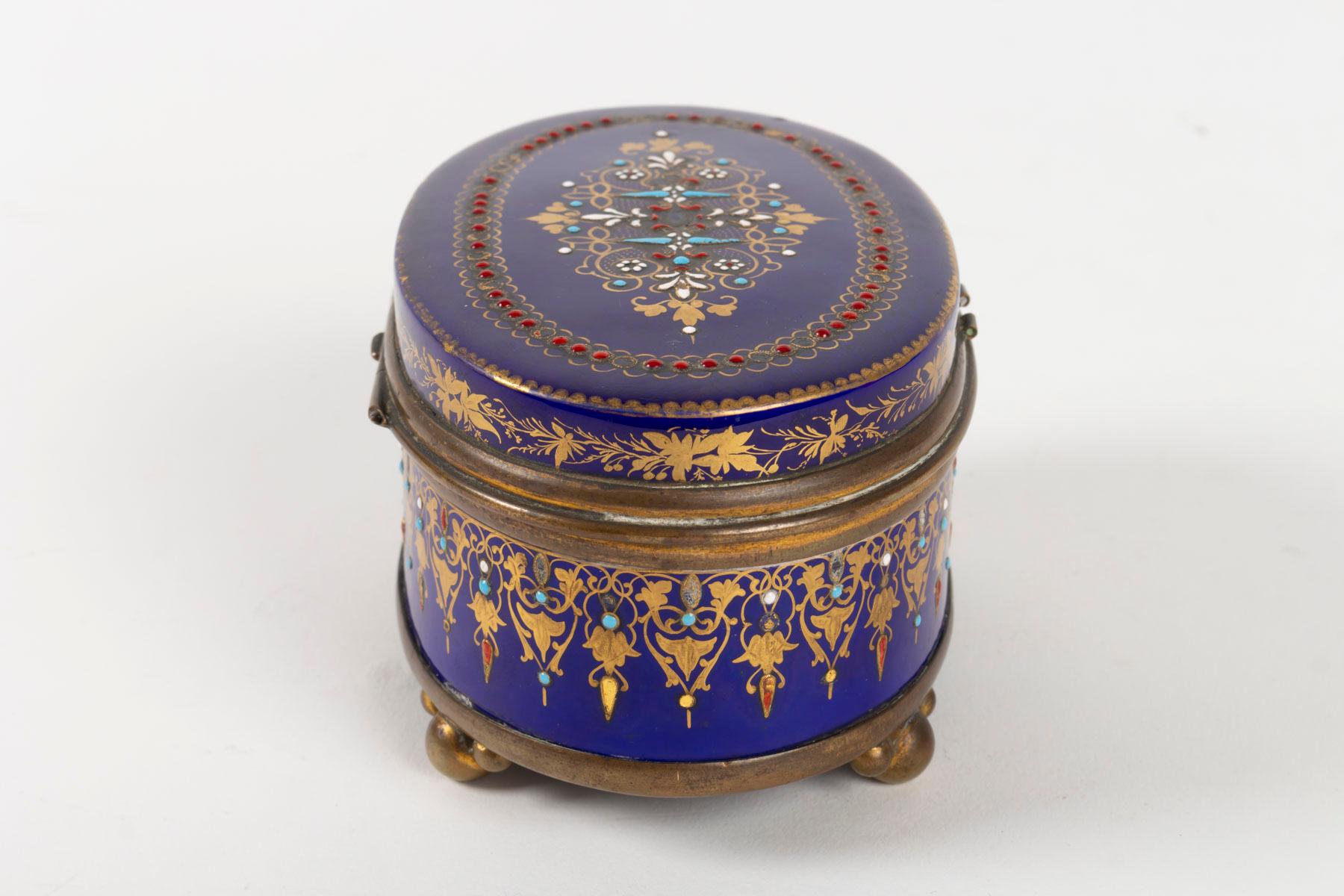 Box, box 19th century, Napoleon III period, porcelain and brass mounting, oval, dark sèvres blue, enameled, red velvet interior, period label underside
Measures: H 7cm, W 13cm, P 8cm.