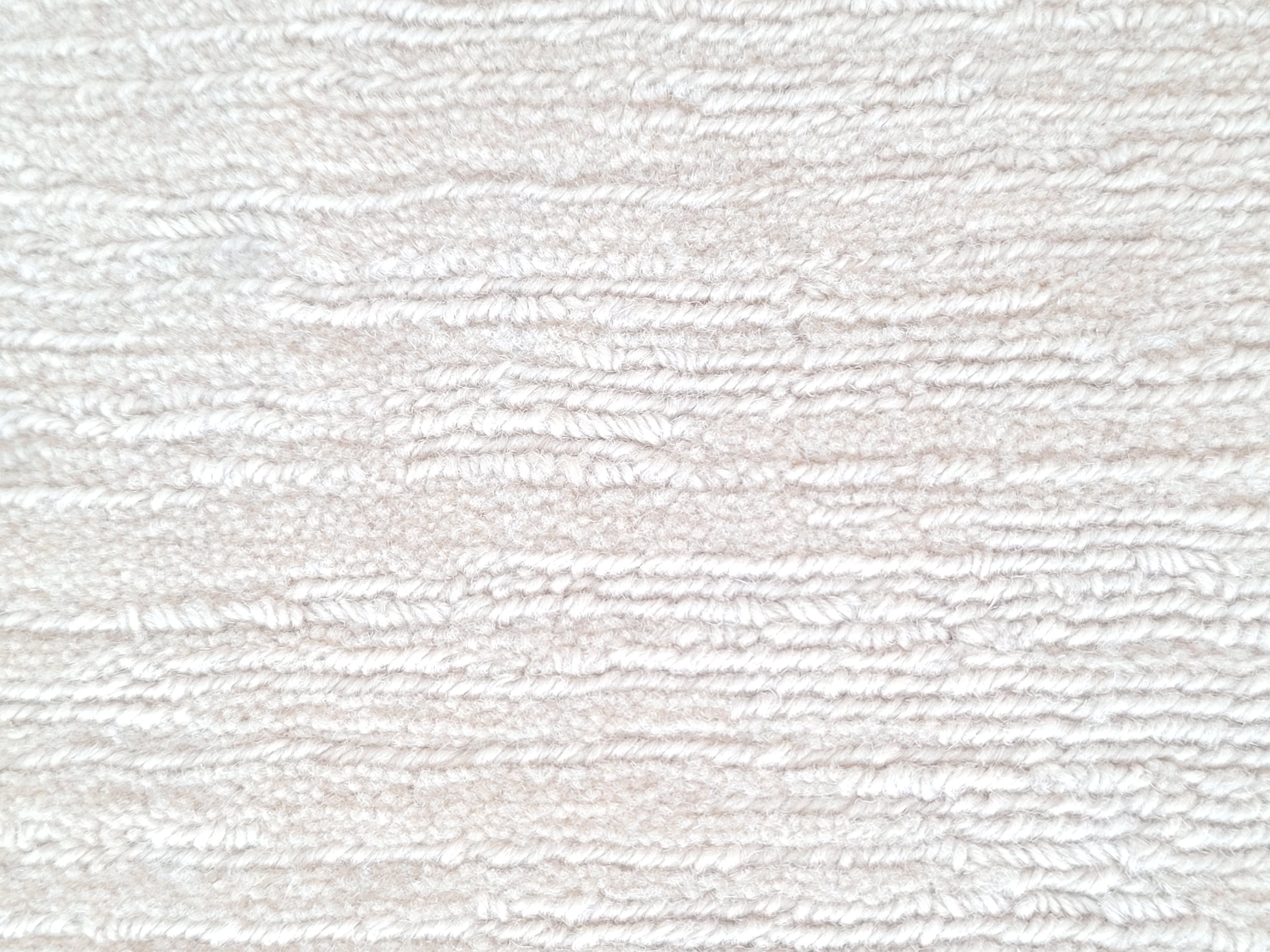  Brown, Teppich, handgewebt, weiß-schwarz gestreift, beiger Hintergrund 100pct Wollteppich (21. Jahrhundert und zeitgenössisch) im Angebot