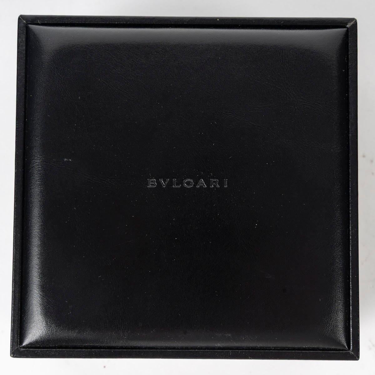 Boîte, boîte de montre Bulgari, cuir noir avec boîte en carton, 1990.

Boîte, boîte de montre Bulgari, très bon état, boîte en cuir noir avec boîte en carton, circa 1990.
H : 10 cm, L : 14,5 cm, P : 14,5 cm
