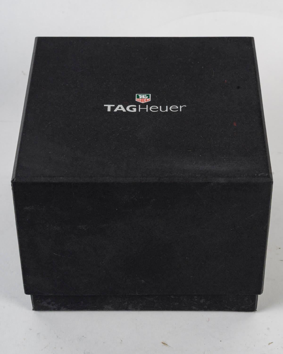Boîte, boîtier pour montre Tag Heuer, 1990.

Boîtier, boîte pour montre Tag Heuer, très bon état, boîte et étui en carton, circa 1990.
H : 11,5 cm, L : 14,5 cm, P : 14,5 cm