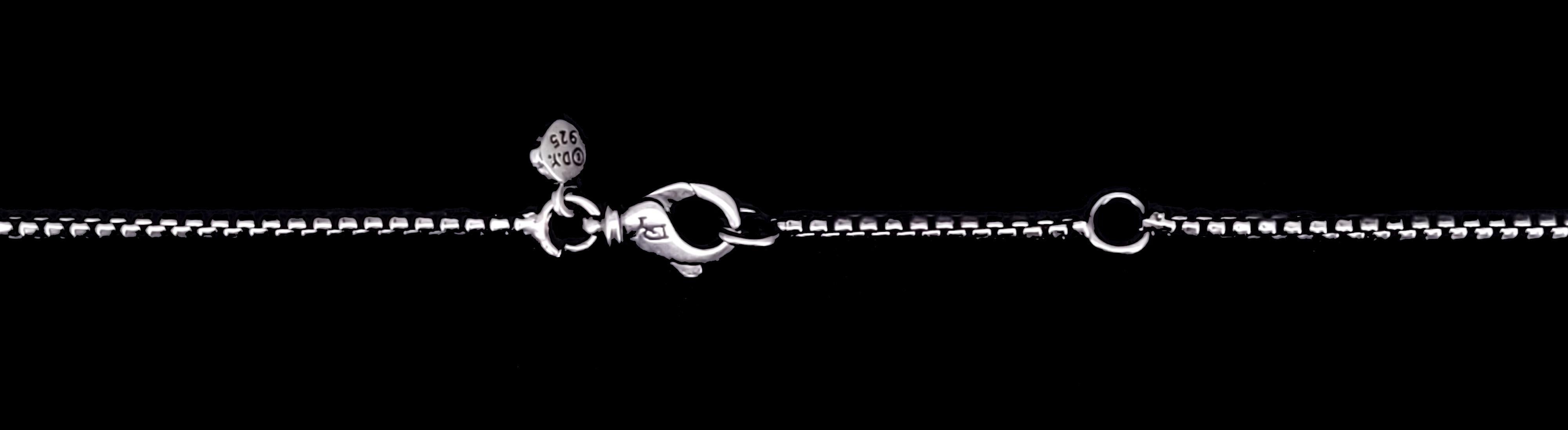 Marchio David Yurman
Collana con catena a scatola
Collezione di catene per uomo
Materiale Argento Sterling 925
Lunghezza della catena 18''
Catena regolabile lunga 17'' 18''
Spessore della catena 1,7 mm
Condizione Nuova
Viene fornito con l'astuccio