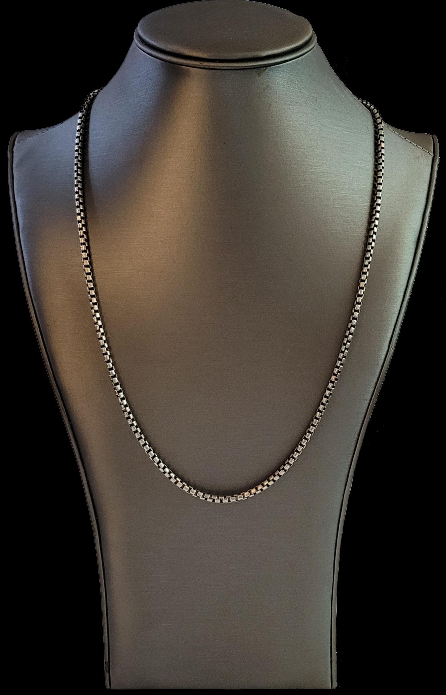 Marchio David Yurman
Collana con catena a scatola
Collezione di catene per uomo
Materiale Argento Sterling 925
Lunghezza della catena 23,75''
Spessore della catena 3,3 mm
Condizione Nuova
Viene fornito con l'astuccio David Yurman.
