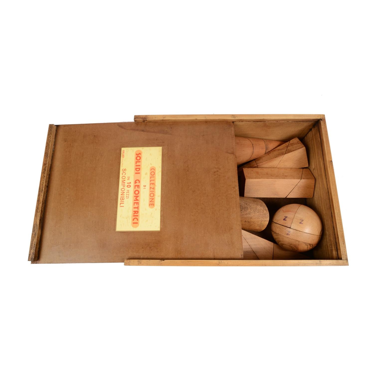 Box containing 10 dismounplate geometric solids of oak wood, height 20 cm, inch 7.9, in their original wooden box complete with illustrative leaflet for calculating surfaces and volumes. Made for educational purposes for schools by Antonio Vallardi
