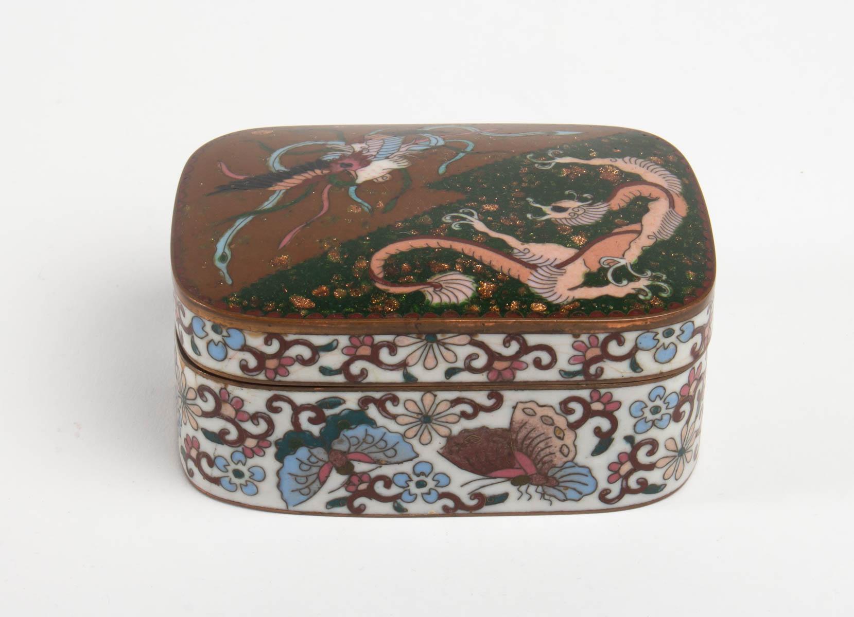 Box enamels Cloisonné on copper decor dragon and phoenix, Japan, circa 1880, Meiji period
Measures: H 4.5cm, W 8cm, W 11cm.