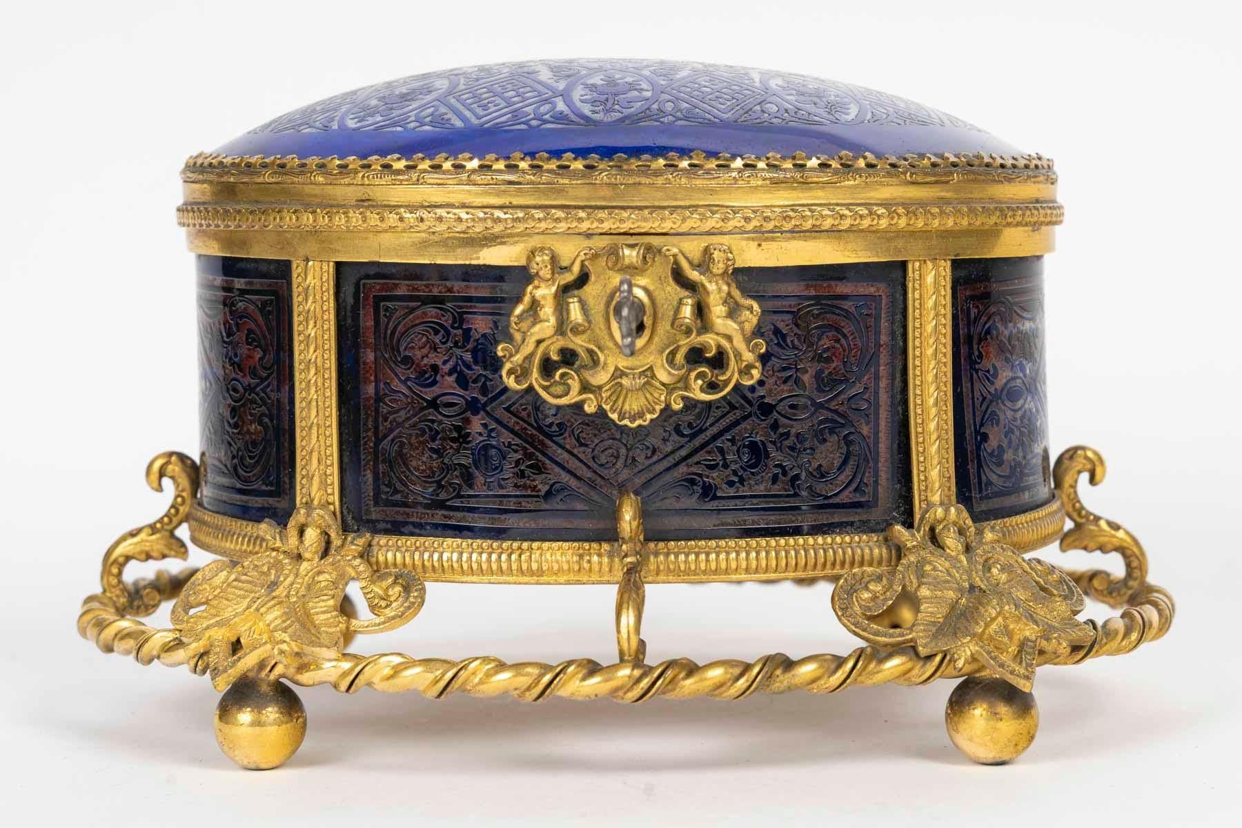 Box, engraved blue crystal box, Napoleon III period, 19th century.

Box, 19th century box, Napoleon III period, engraved blue crystal, mounted with gilt bronze, with its key.

H: 12.5cm, W: 20cm, D: 16cm
Please contact us before ordering to confirm