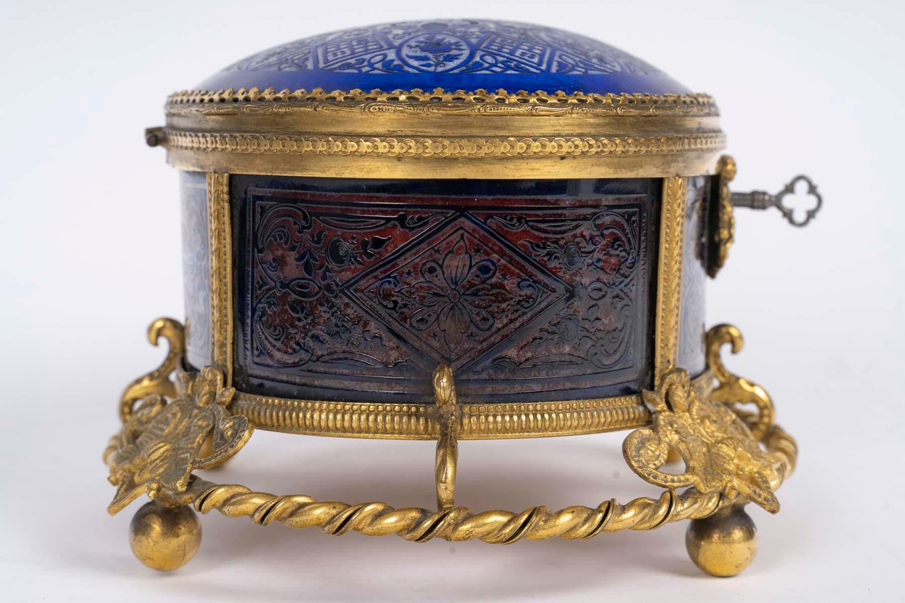 Box, Engraved Blue Crystal Box, Napoleon III Period, 19th Century. In Good Condition For Sale In Saint-Ouen, FR